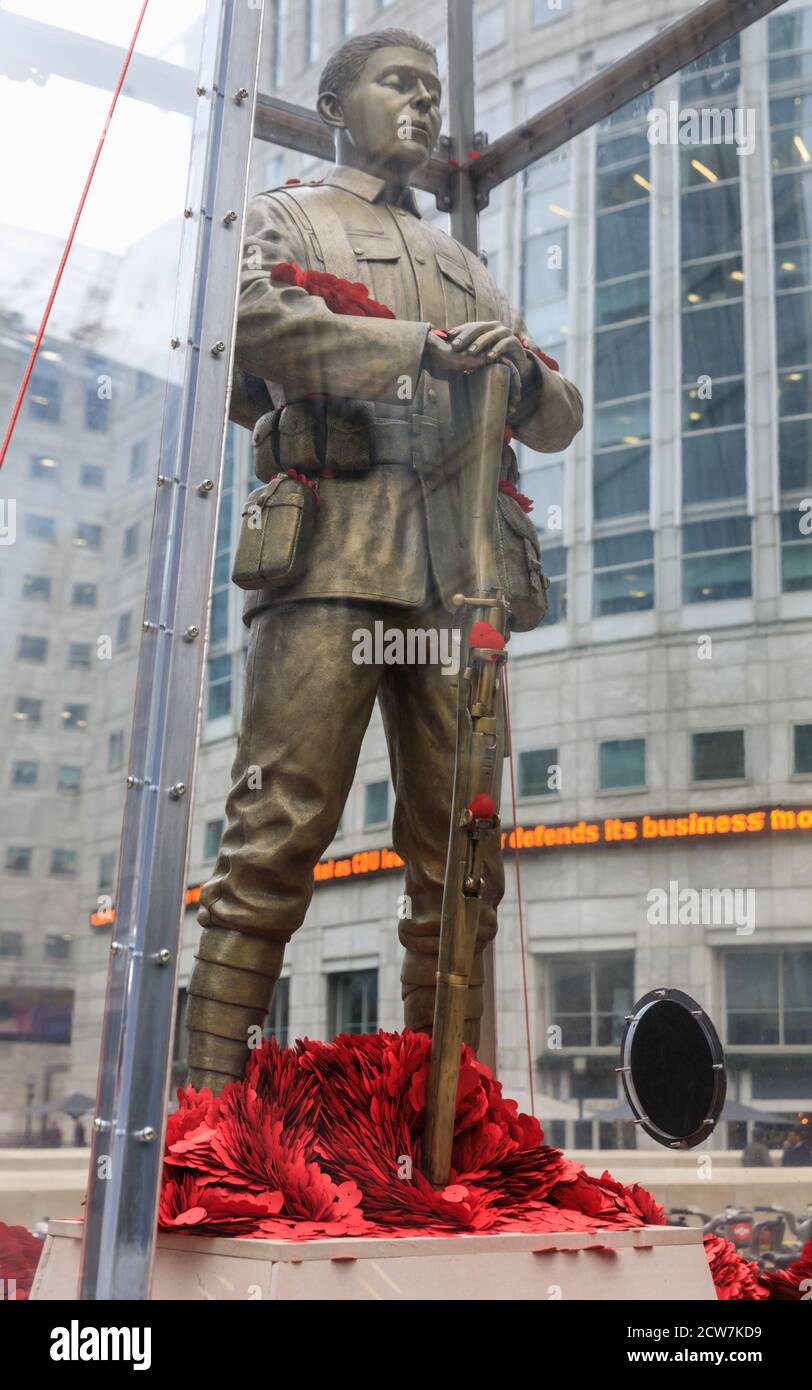 Every One Remembered, poppies fly around a statue of a soldier, Remembrance Art Trail, Canary Wharf, London, UK Stock Photo