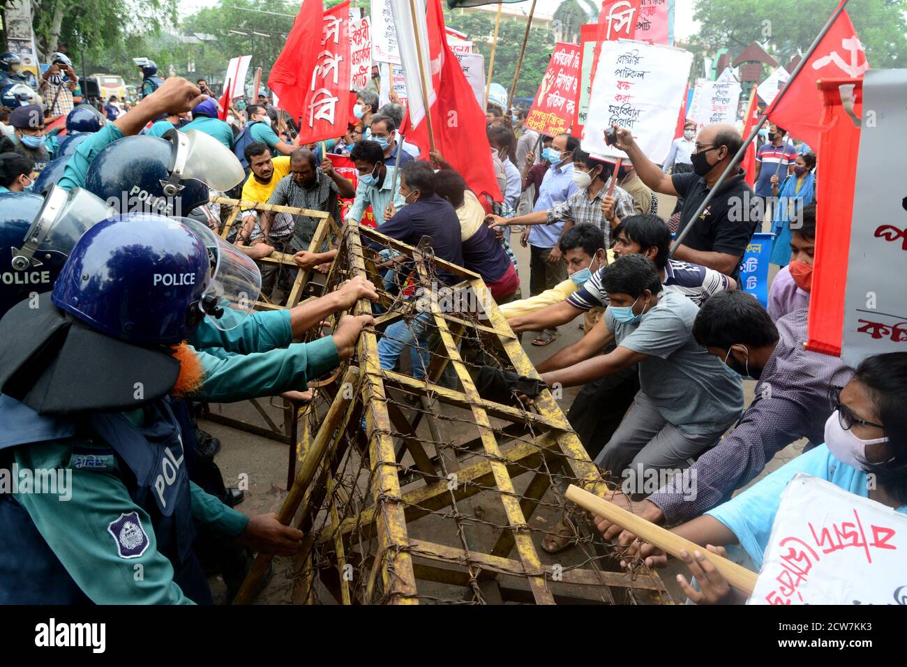 Police barricade activists of Left Democratic Alliance during demonstration in front of Jute Ministry demanding reopen all government jute mills in Dh Stock Photo