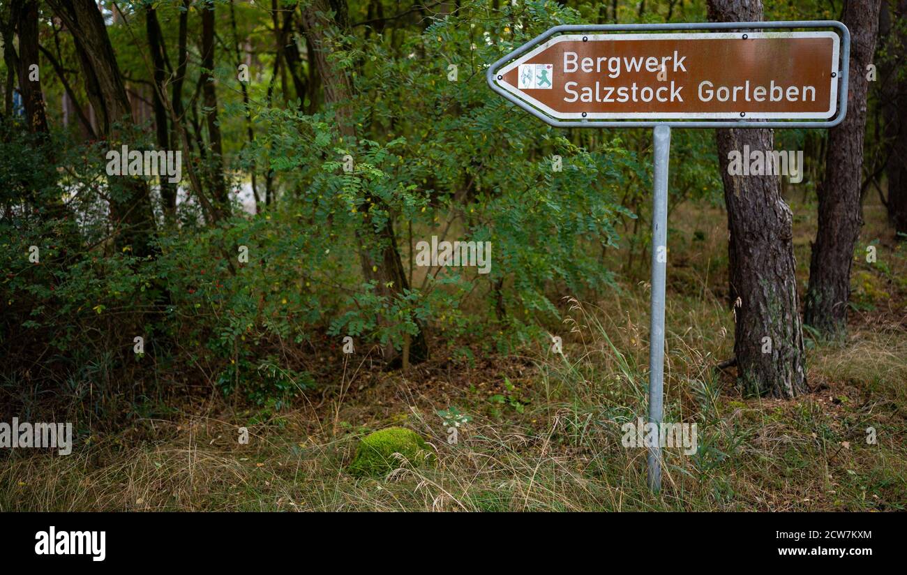 Gorleben, Germany. 28th Sep, 2020. A sign shows the way to the former Gorleben exploration mine. According to the findings of the Federal Agency for Final Disposal, 90 areas in Germany have favourable geological conditions for a nuclear waste repository. The Gorleben salt dome in Lower Saxony is not among them. Credit: Philipp Schulze/dpa/Alamy Live News Stock Photo