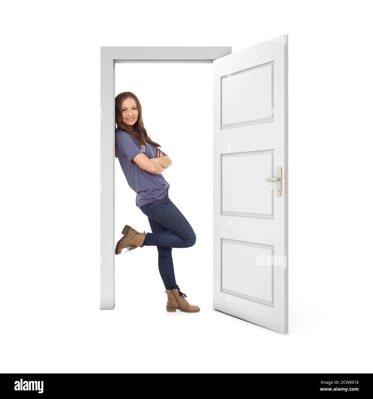 девушка выходит в дверь. дверь в мечту. женщина уходит в дверь. девушка выходит в дверь. человек выглядывает из двери.