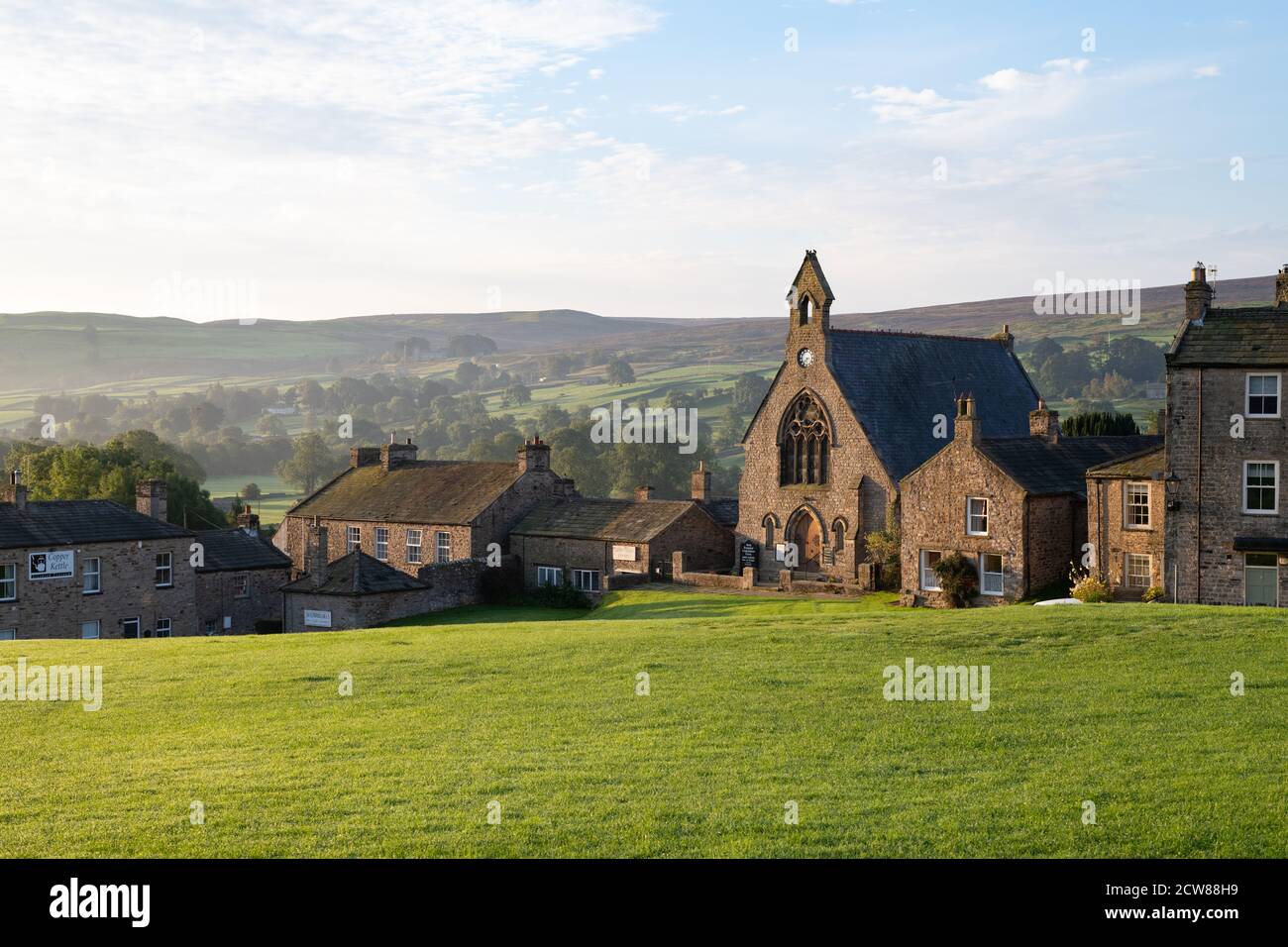 The Green and Evangelical Congregational Church, Reeth, Swaledale, Richmond, North Yorkshire, England, UK Stock Photo