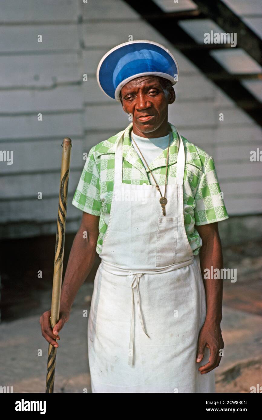 AFRICAN AMERICAN EMPLOYEE, SAVANNAH, GEORGIA, USA, 1980s Stock Photo