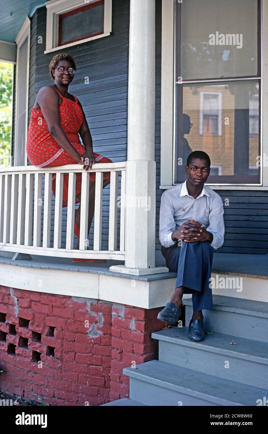 AFRICAN AMERICAN MOTHER AND SON ON PORCH IN DOWNTOWN SAVANNAH, GEORGIA, USA, 1980s Stock Photo
