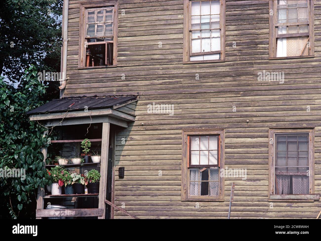 WOODEN CLAPBOARD HOUSE WITH PORCH, DOWNTOWN SAVANNAH, GEORGIA, USA, 1980s Stock Photo