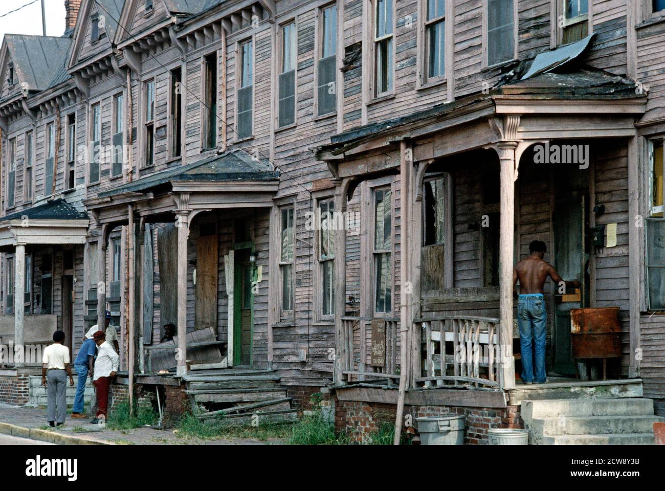 WOODEN CLAPBOARD HOUSES IN DOWNTOWN SAVANNAH, GEORGIA, USA, 1980s Stock Photo