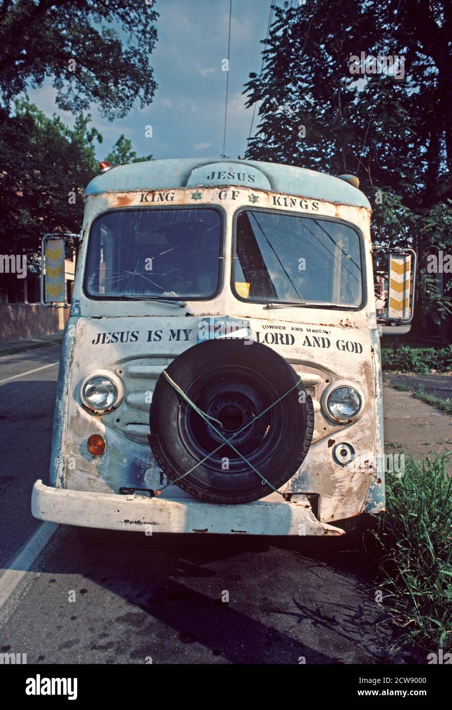 ABANDONED JESUS BUS, DOWNTOWN SAVANNAH, GEORGIA, USA, 1980s Stock Photo