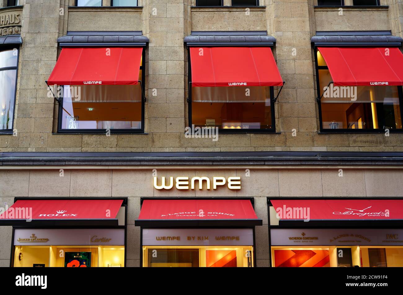 Red awning hires stock photography and images Alamy