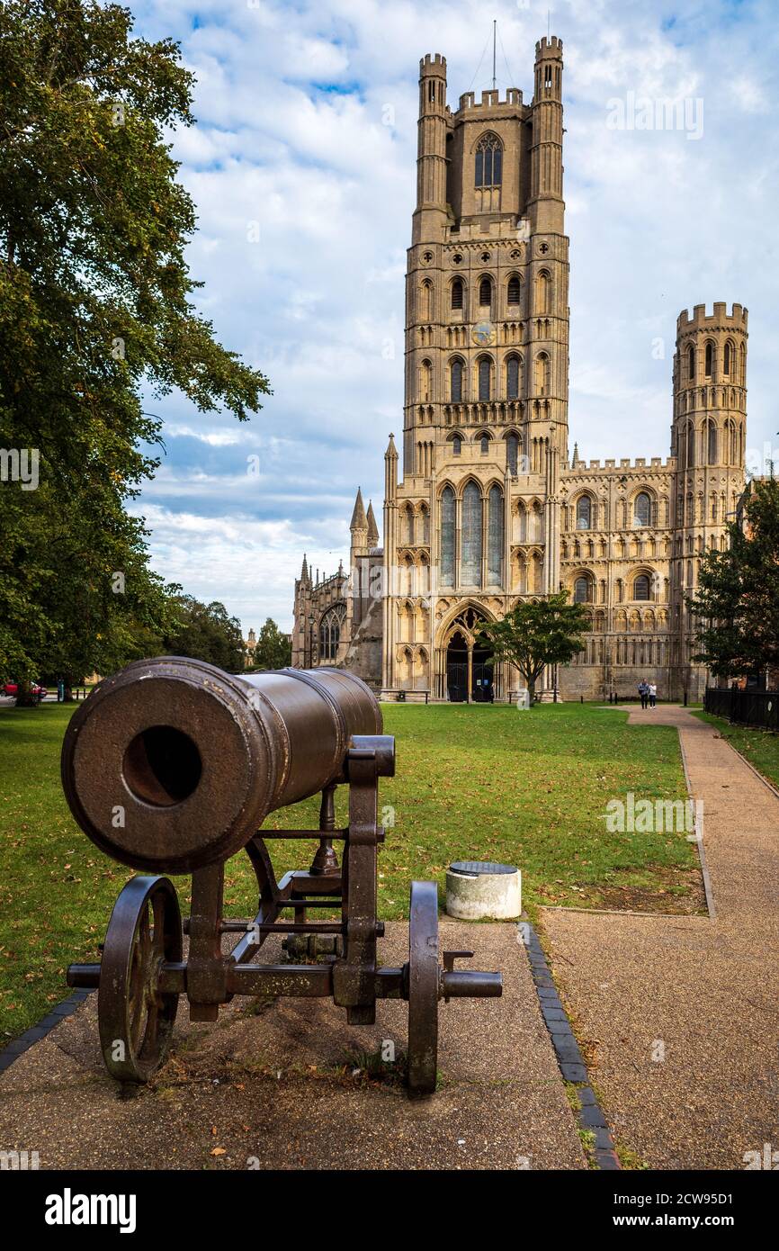 Ely Cathedral with Russian Cannon, captured from the Russians in Sebastopol and given to Ely City by Queen Victoria in 1860 post Crimean War. Stock Photo