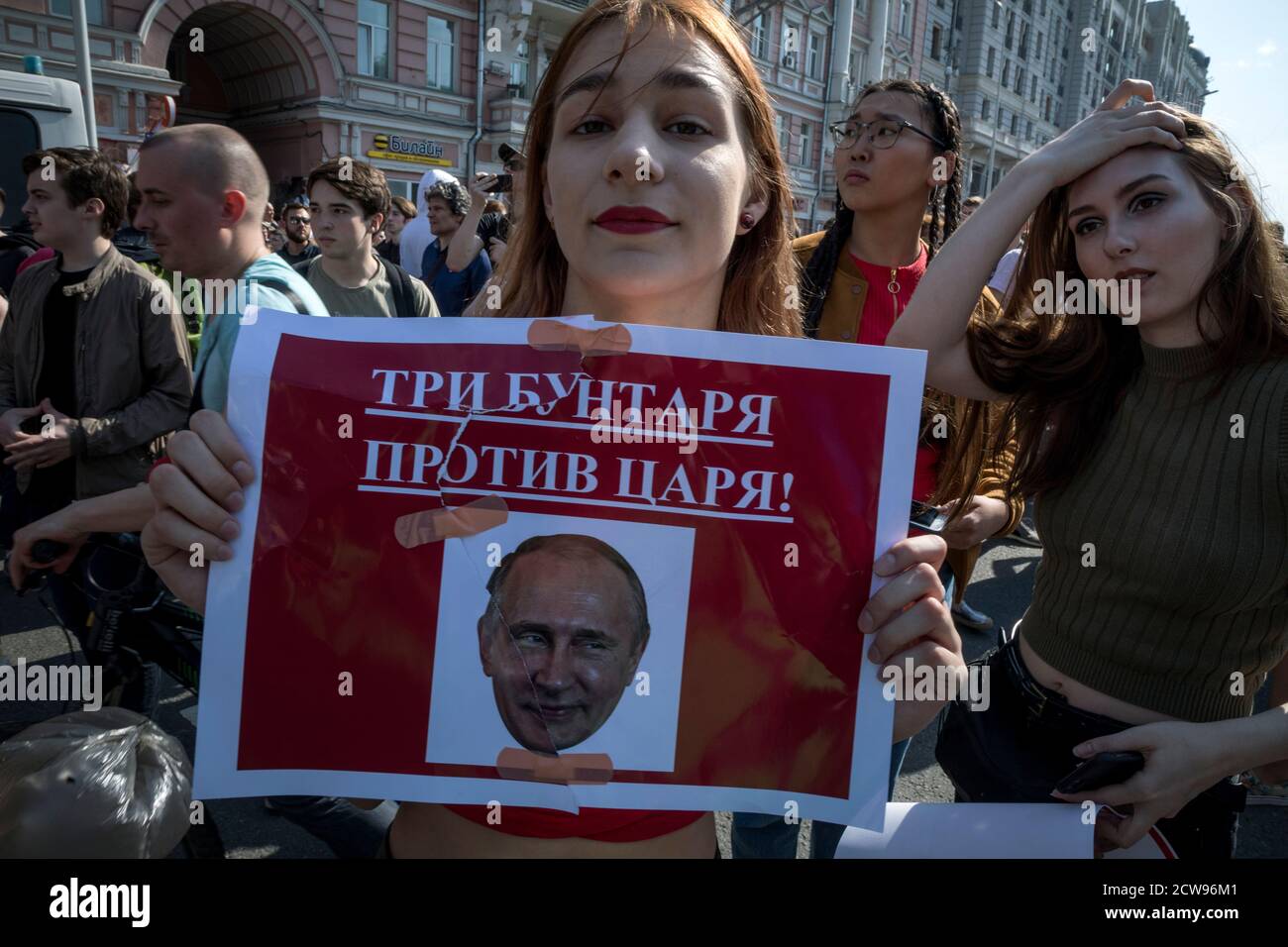 Moscow, Russia. 5th May, 2018 Opposition supporters hold placards and shout slogans during an unauthorized anti-Putin rally called by opposition leader Alexei Navalny in Moscow, two days ahead of Vladimir Putin's inauguration for a fourth Kremlin term. The banner reads 'Three rebels against the king' Stock Photo