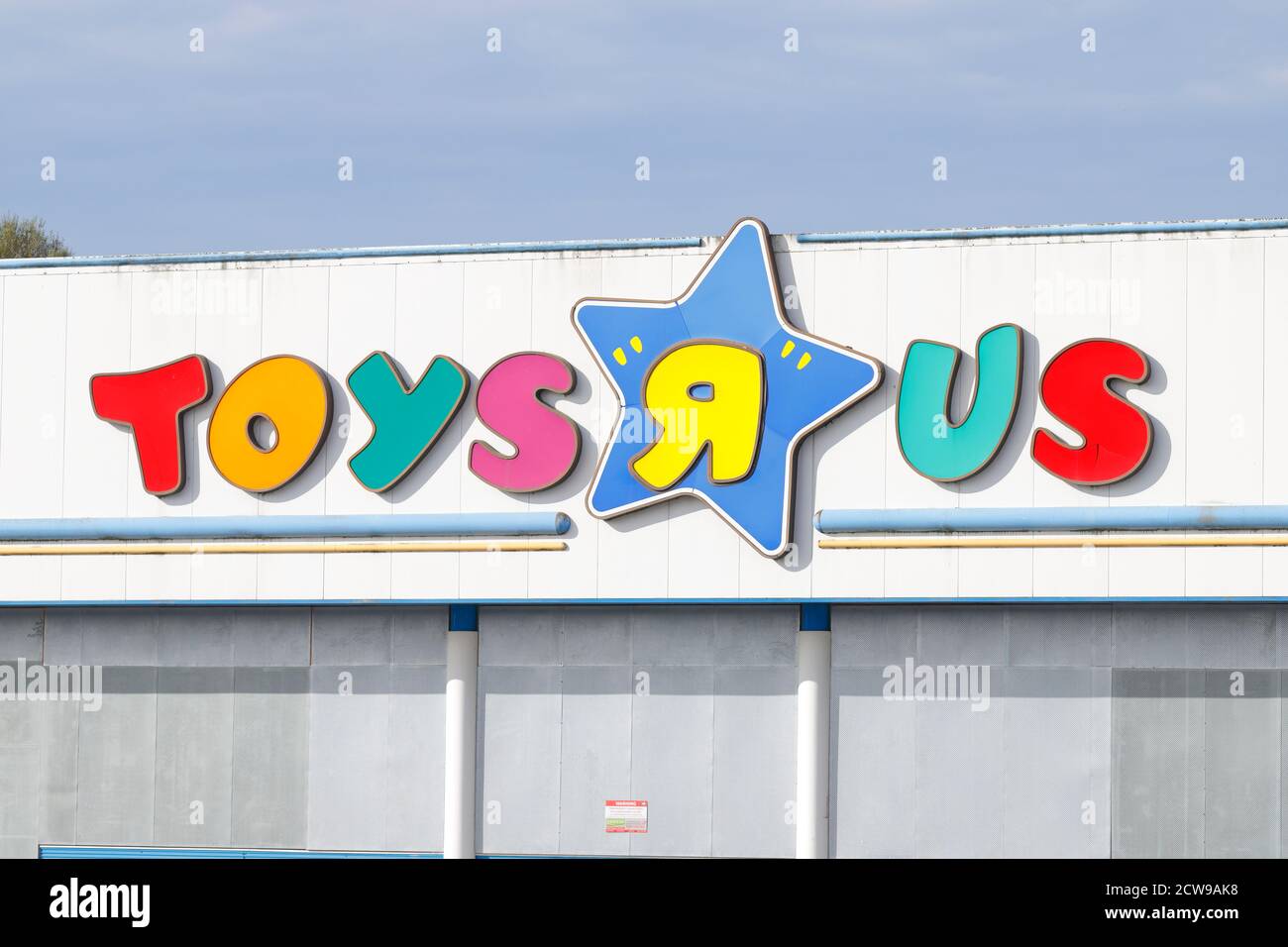 Toys R Us sign above a closed store in Derby Stock Photo Alamy