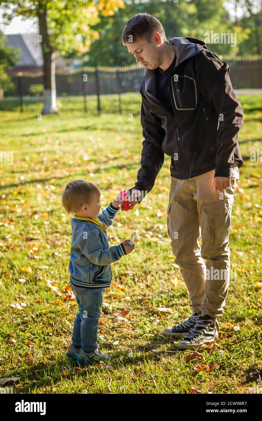 Dad helps son in playing hi-res stock photography and images - Alamy