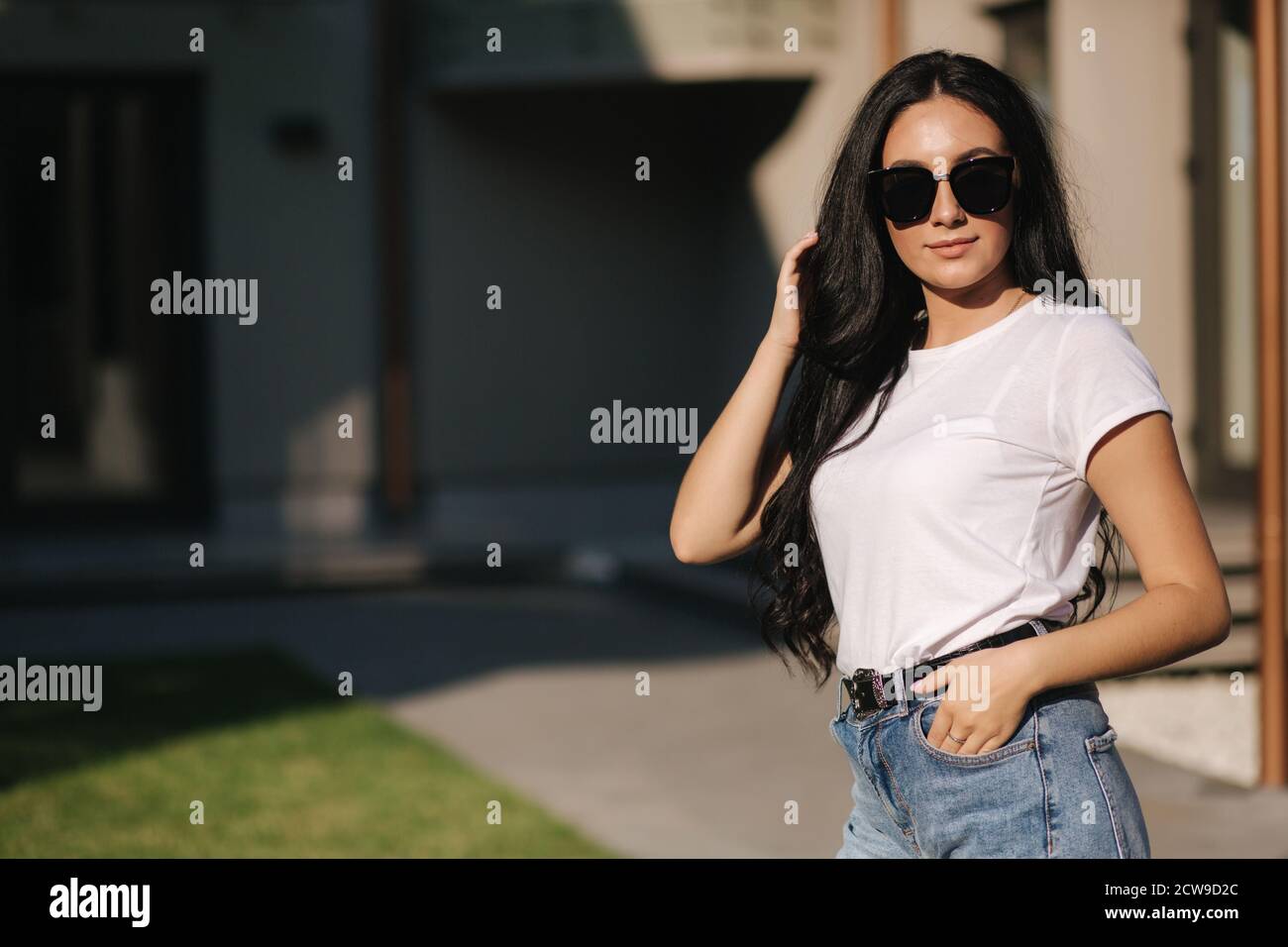 Black model posing photographer hi-res stock photography and images - Alamy