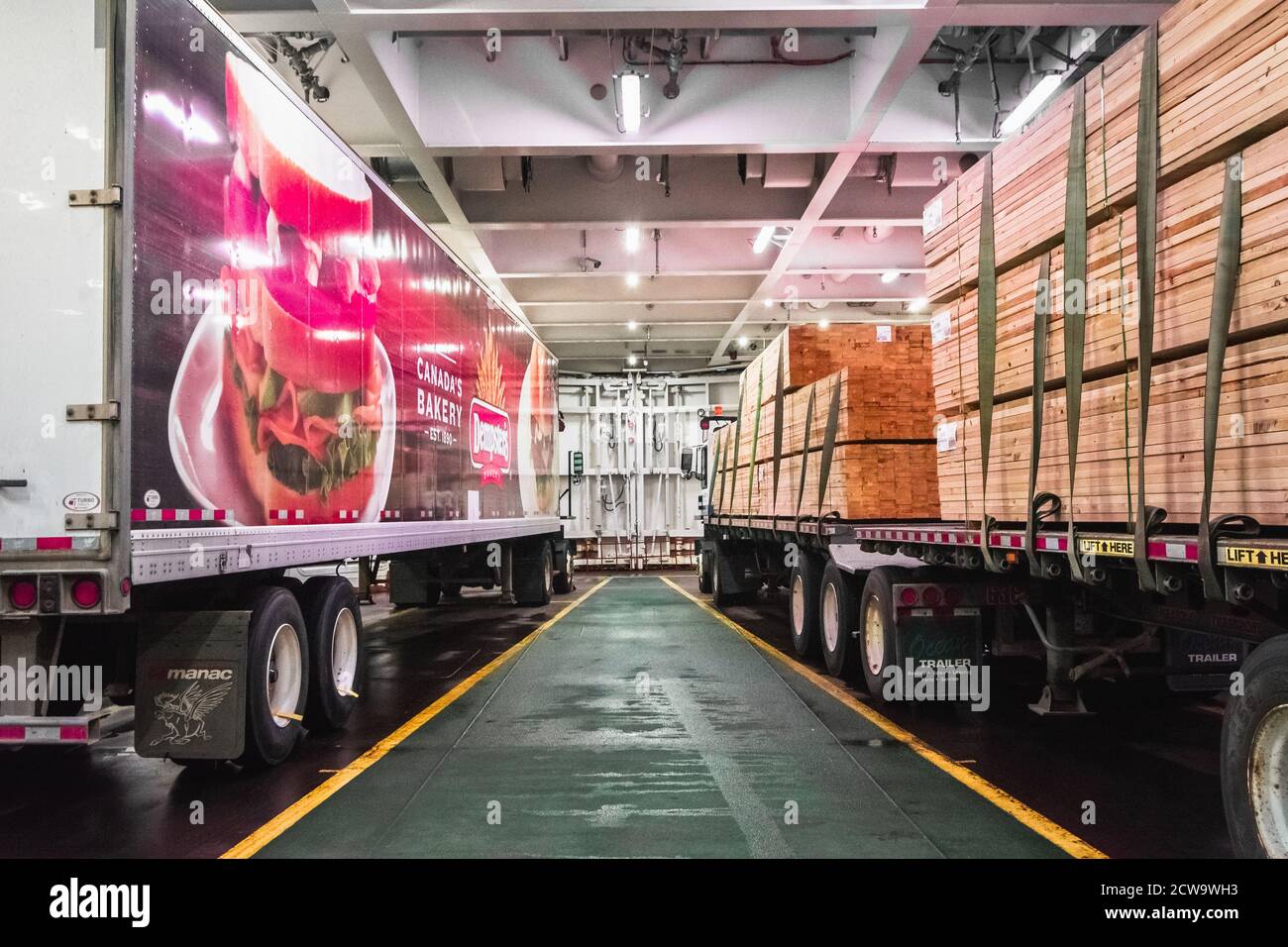 Enclosed semi trailers hires stock photography and images Alamy