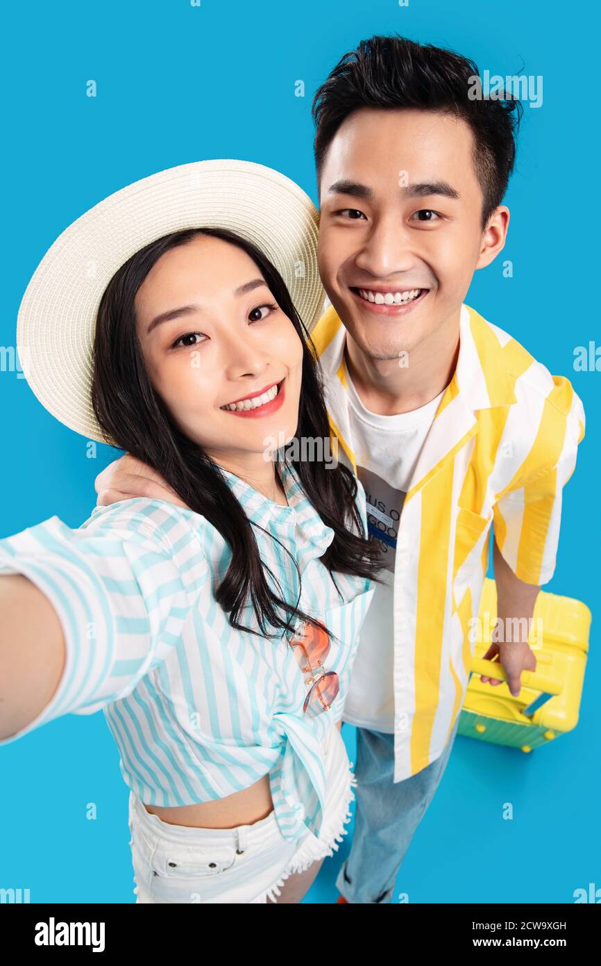 Young couples took the luggage to travel Stock Photo Alamy