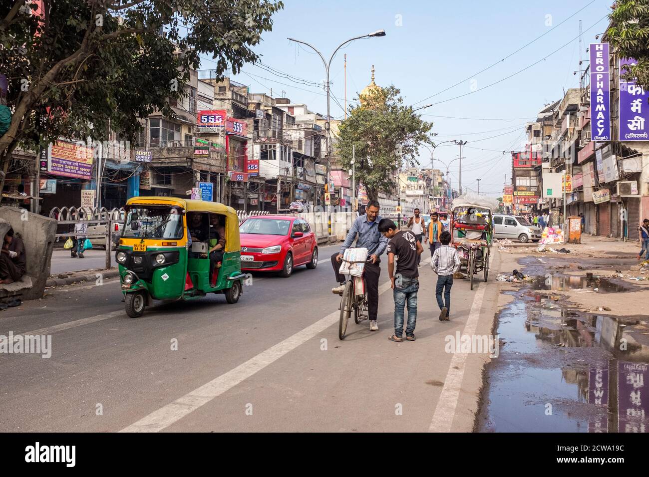 Busy Chandni Chowk Road with tuk-tuks, cars and pedestrians in New Delhi, India Stock Photo