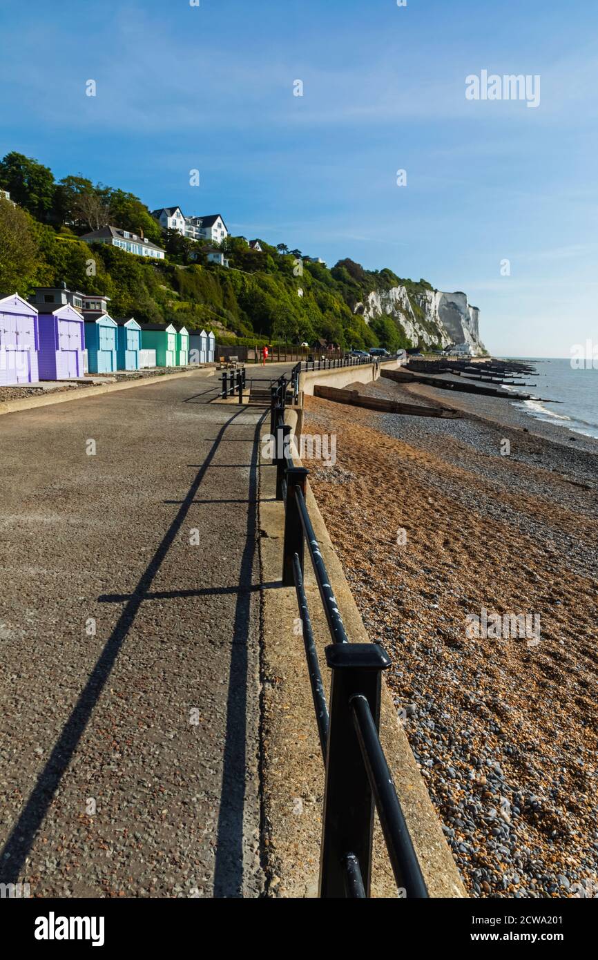 England, Kent, Dover, St.Margaret's Bay, Beach Huts and Cliff Top Housing Stock Photo