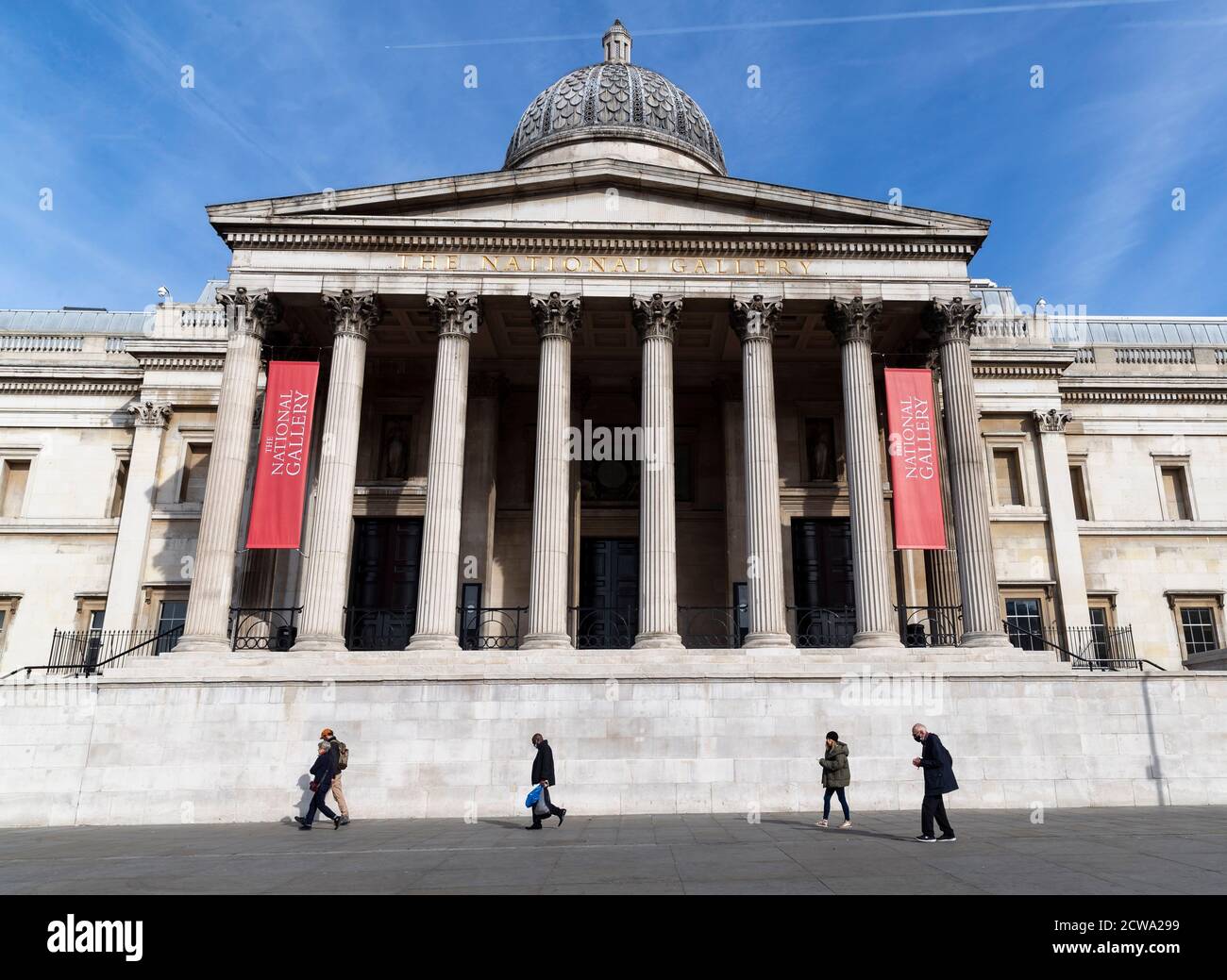 (200929) -- LONDON, Sept. 29, 2020 (Xinhua) -- People walk past the National Gallery in London, Britain, on Sept. 28, 2020.  Global COVID-19 deaths reached the grim milestone of 1 million on Monday, according to the Center for Systems Science and Engineering (CSSE) at Johns Hopkins University. (Xinhua/Han Yan) Stock Photo