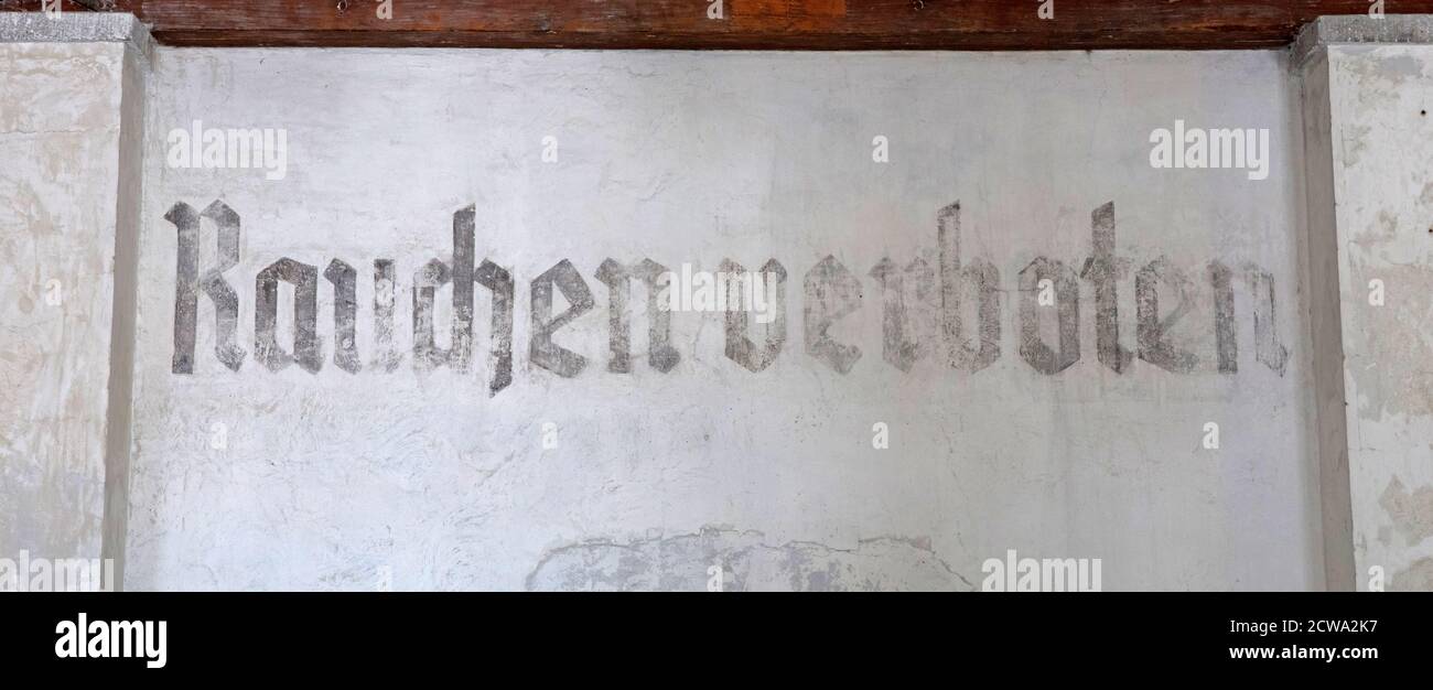 Nazi concentrationcamp rauchen verboten sign in Dachau Stock Photo