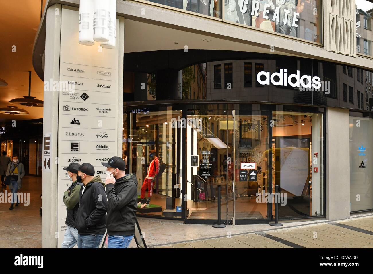 Benigno Lo siento Lío Exterior view of an adidas store, flagship store in Sendlinger Strasse in  Muenchen, sporting goods manufacturer, | usage worldwide Stock Photo - Alamy