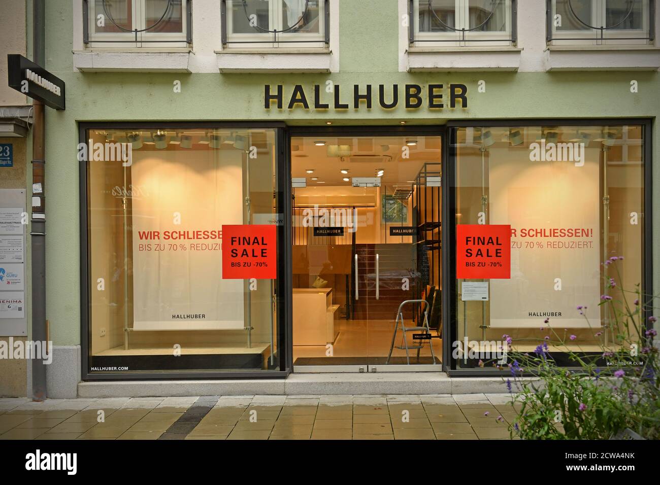 Munich, Deutschland. 28th Sep, 2020. Fashion chain HALLHUBER, insolvency,  branch, WE CLOSE, FINAL SALE, clearance sale. Clothing, textiles, clothing  in Sendlinger Strasse in Muenchen on September 28, 2020, | usage worldwide  Credit: