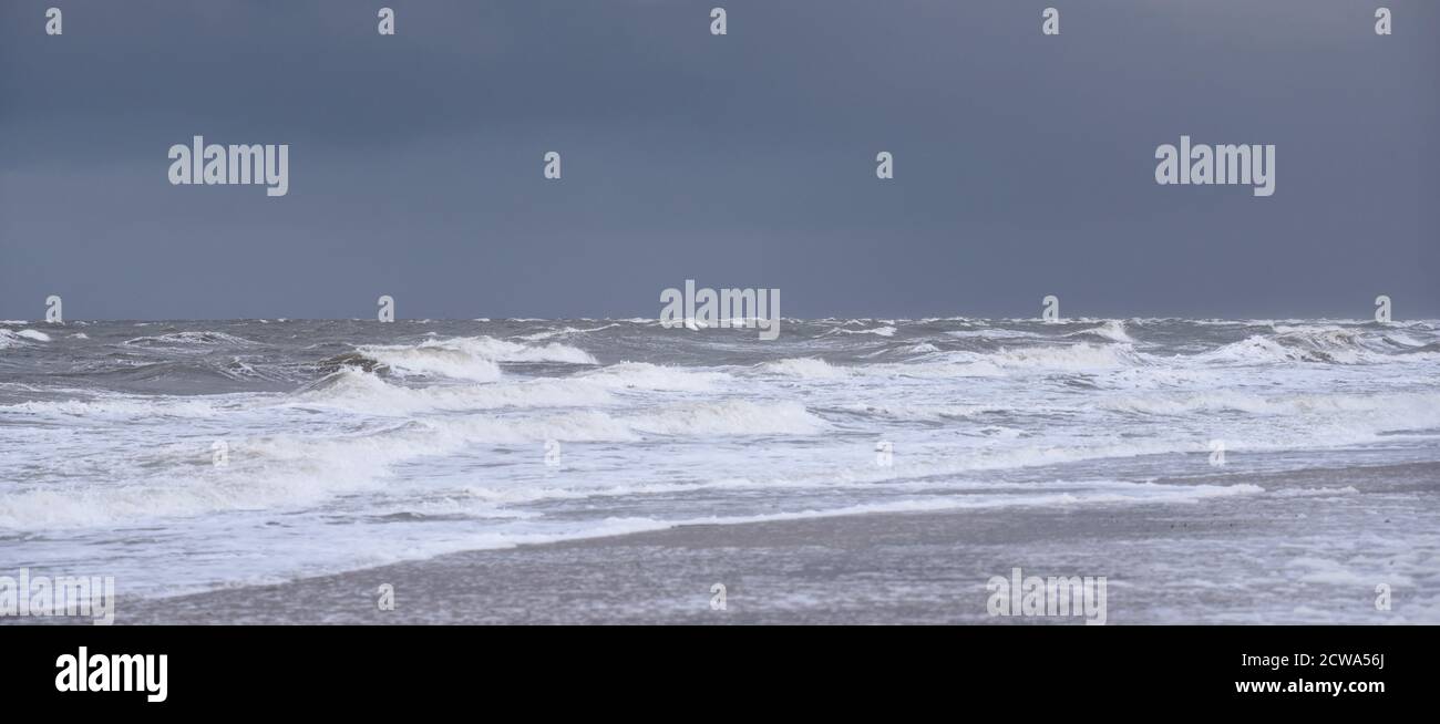 Waves crashing beach panoramic hi-res stock photography and images - Alamy