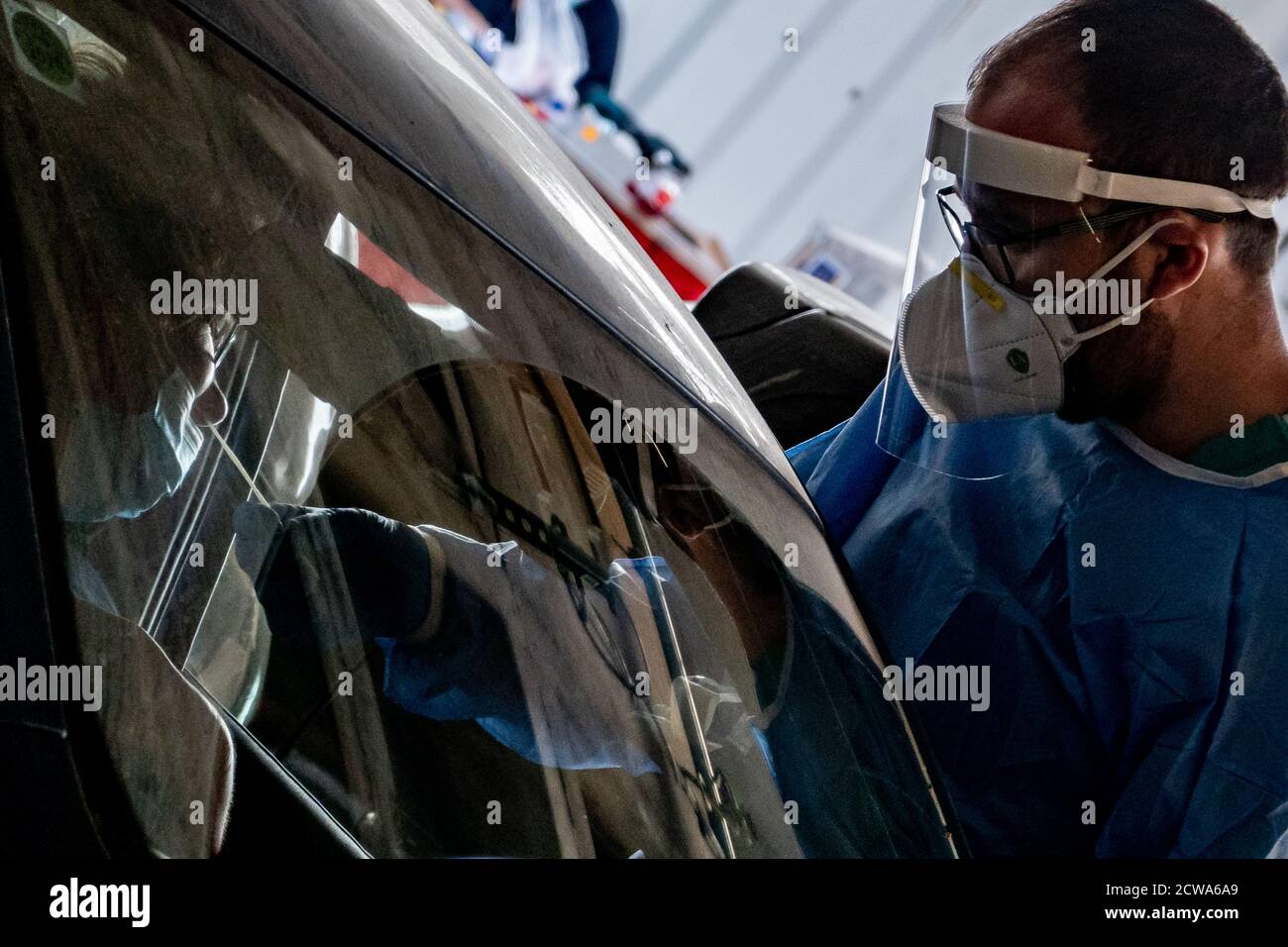 Jerusalem, Israel. 29th Sep, 2020. Employees are tested for COVID-19 at the Shaare Zedek Medical Center as hospitals around the country struggle nearing capacity. Israel has as of today surpassed even the U.S.A. in Coronavirus deaths per capita. Credit: Nir Alon/Alamy Live News Stock Photo