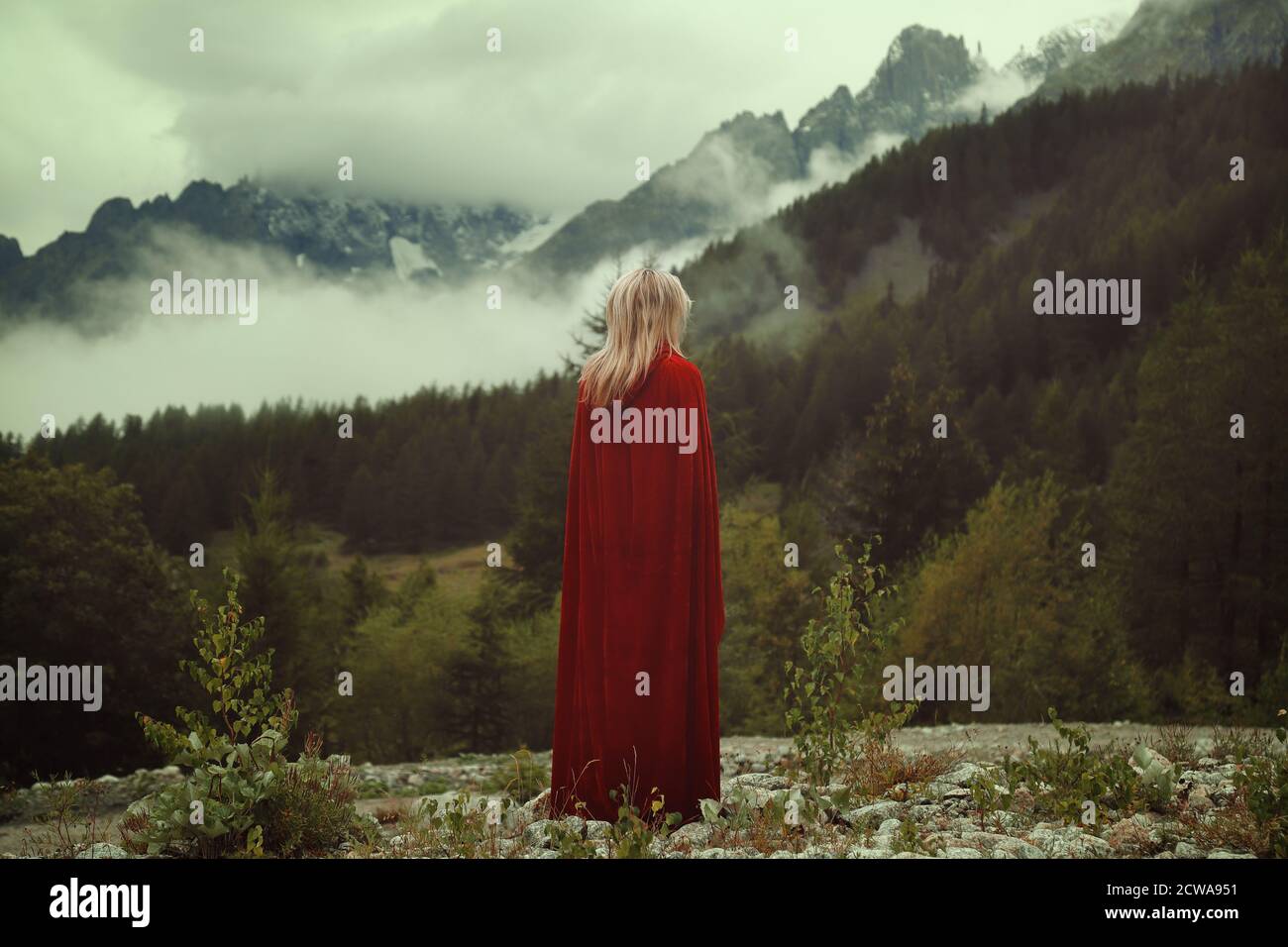 Fog covered mountains hi-res stock photography and images - Alamy