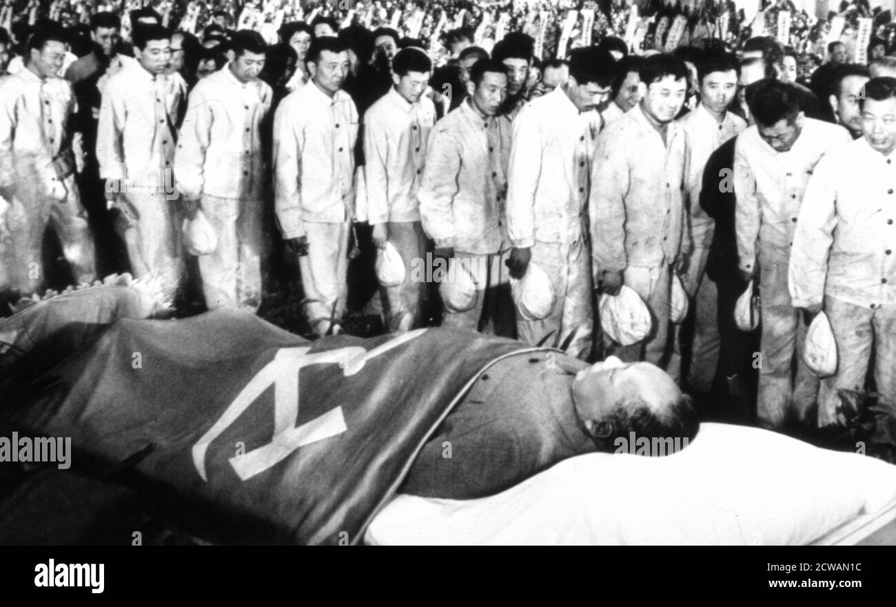 Beijing workers at the funeral of mao tse tung, beijing, 1976 Stock Photo
