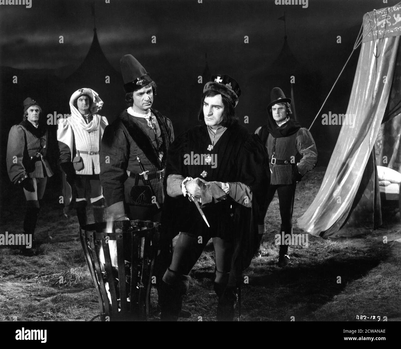 JOHN LAURIE NORMAN WOOLAND LAURENCE OLIVIER and ESMOND KNIGHT in RICHARD III 1955 director LAURENCE OLIVIER play William Shakespeare music William Walton producers Laurence Olivier and Alexander Korda L.O.P. / London Film Productions Stock Photo