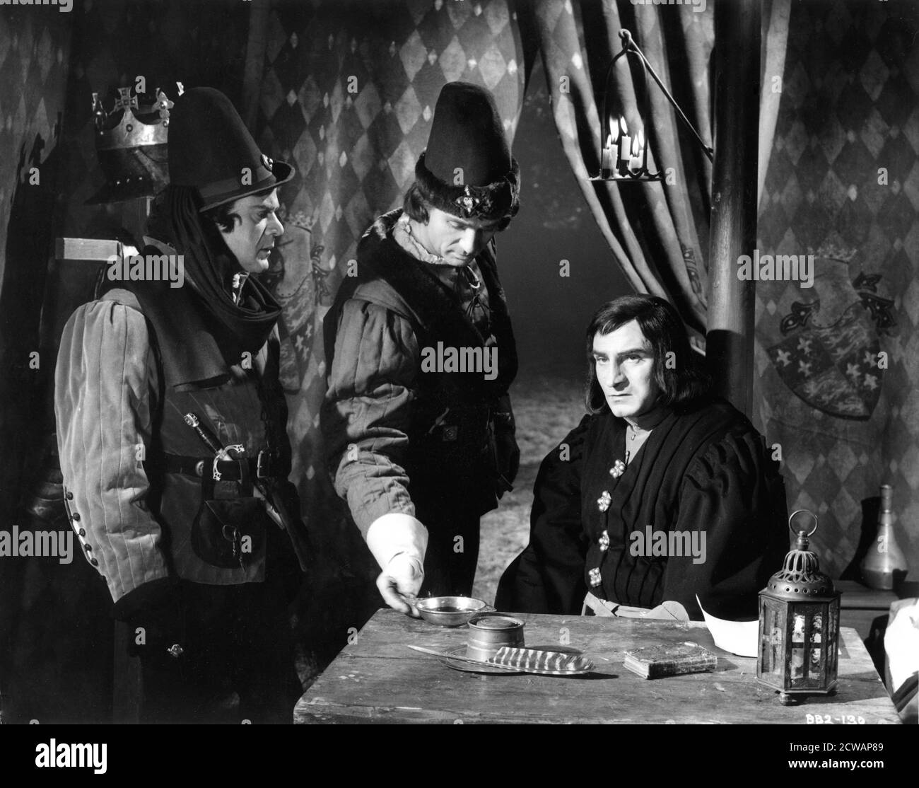 ESMOND KNIGHT NORMAN WOOLAND and LAURENCE OLIVIER in RICHARD III 1955 director LAURENCE OLIVIER play William Shakespeare music William Walton producers Laurence Olivier and Alexander Korda L.O.P. / London Film Productions Stock Photo