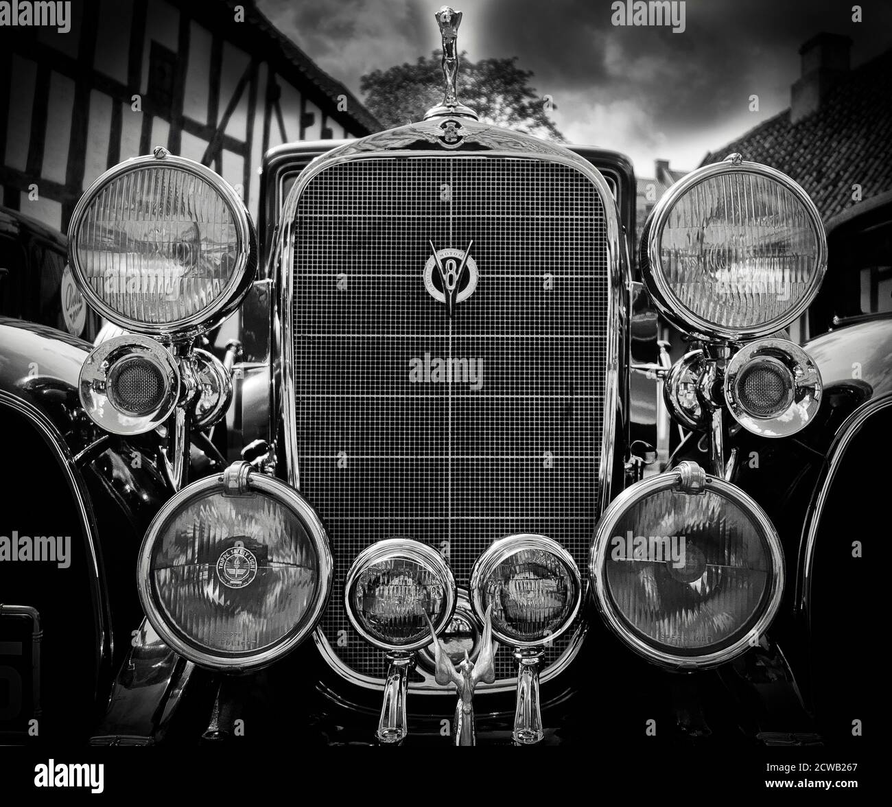 1932 1930s V8 Cadillac vintage car grille with chrome headlights, horns