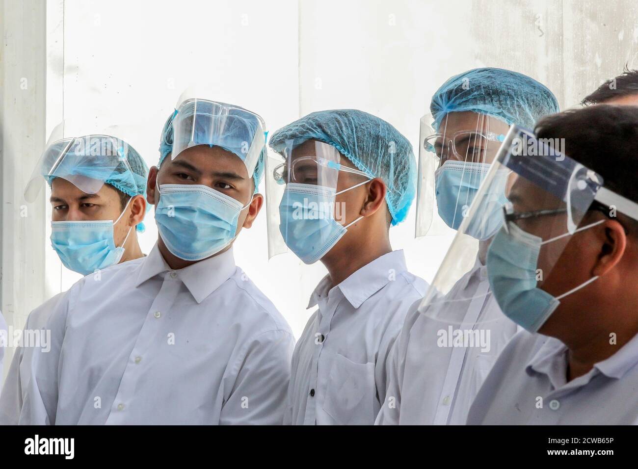 Manila. 29th Sep, 2020. People wearing protective equipment are seen inside the newly-launched COVID-19 isolation facility in Manila, the Philippines on Sept. 29, 2020. The number of confirmed COVID-19 cases in the Philippines surged to 309,303 after the Department of Health (DOH) reported 2,025 new daily cases on Tuesday. Philippine President Rodrigo Duterte approved on Monday night the recommendation of an inter-agency coronavirus task force to extend the quarantine measures in Metro Manila until Oct. 31. Credit: Rouelle Umali/Xinhua/Alamy Live News Stock Photo