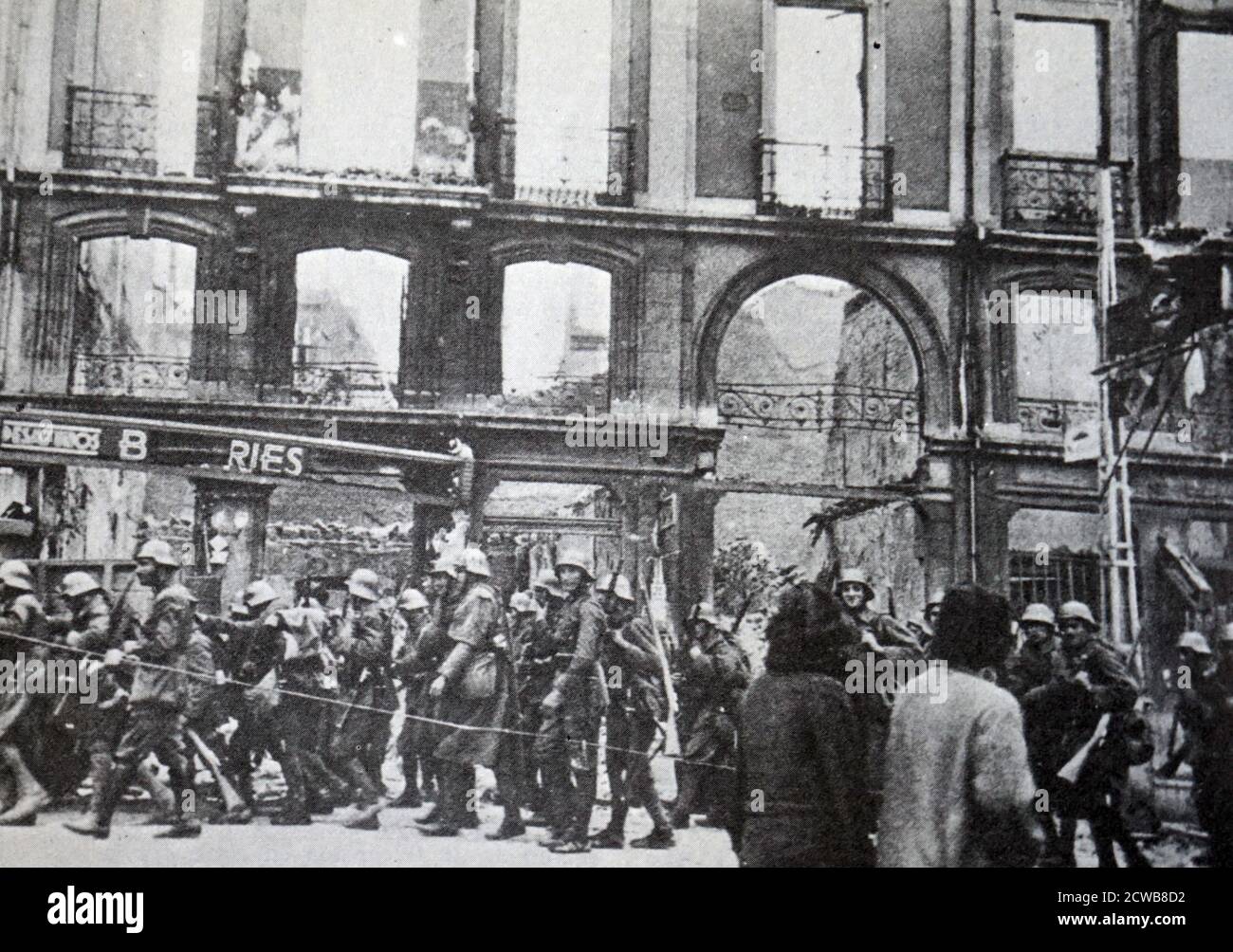 Photograph of the soldiers of Eduardo Lopez Ochoa passing through one of the streets of Ovledo Stock Photo