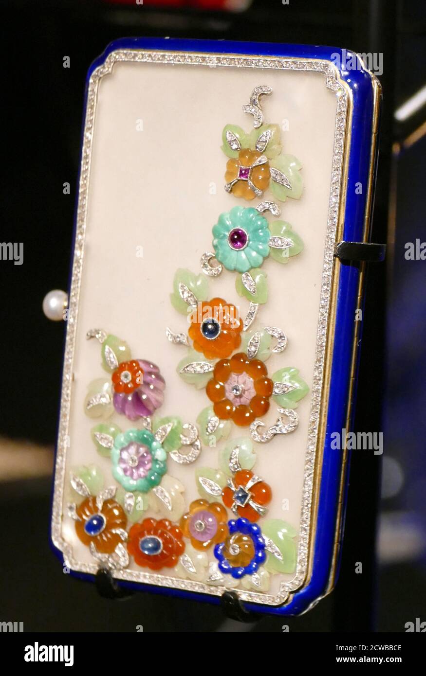 American cigarette case 1925, New York. Made by Star and Frost, designed by  Vladimir Makowsky. Made from white gold, platinum, coloured glass and  mother of pearl Stock Photo