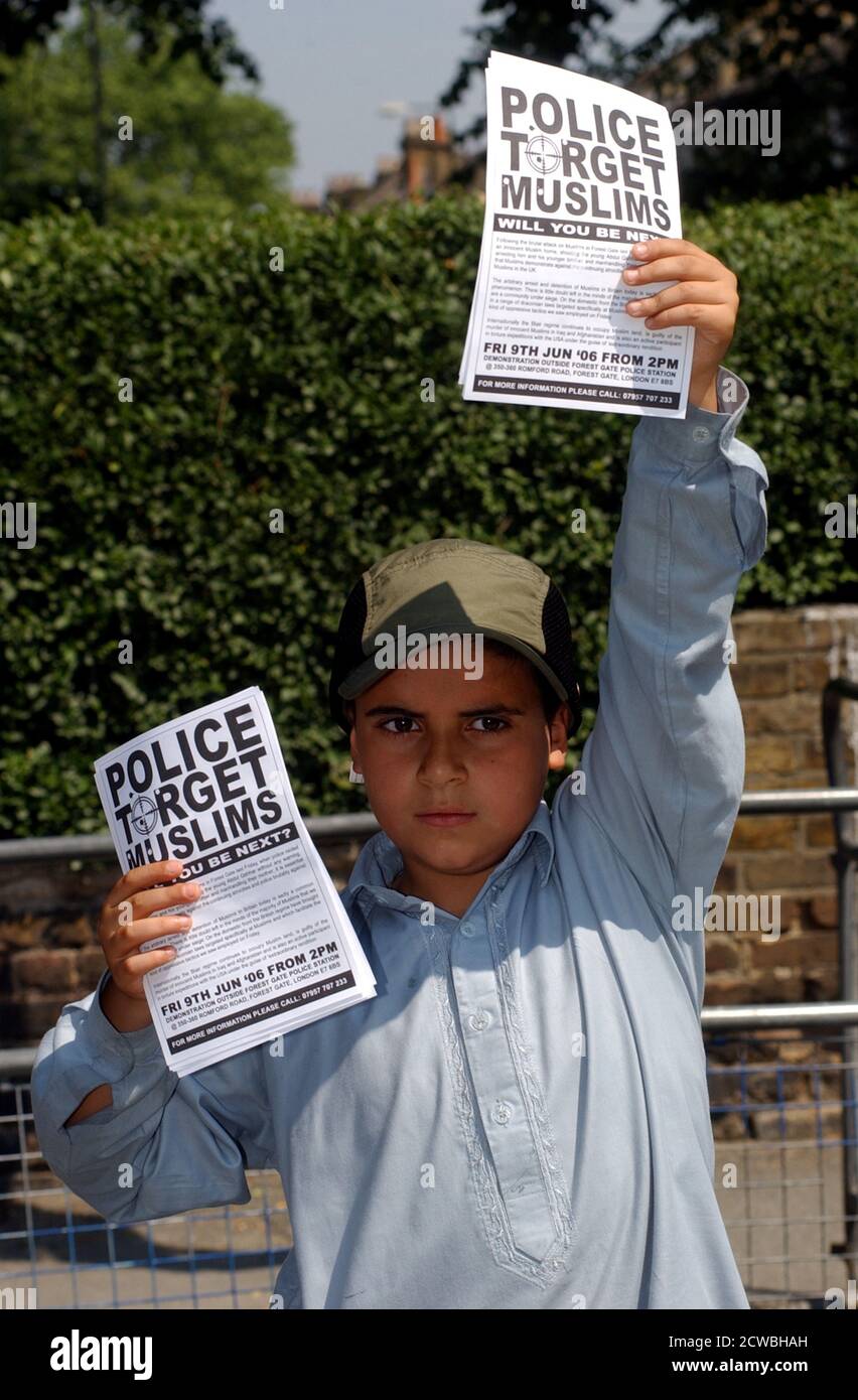 Photograph taken during the 2008 Protest by Al-Muhajiroun a militant Salafi jihadist network, based in the United Kingdom. The founder of the group was Omar Bakri Muhammad, a Syrian who previously belonged to Hizb ut-Tahrir. the organisation has been linked to international terrorism, homophobia, and anti-Semitism. Stock Photo