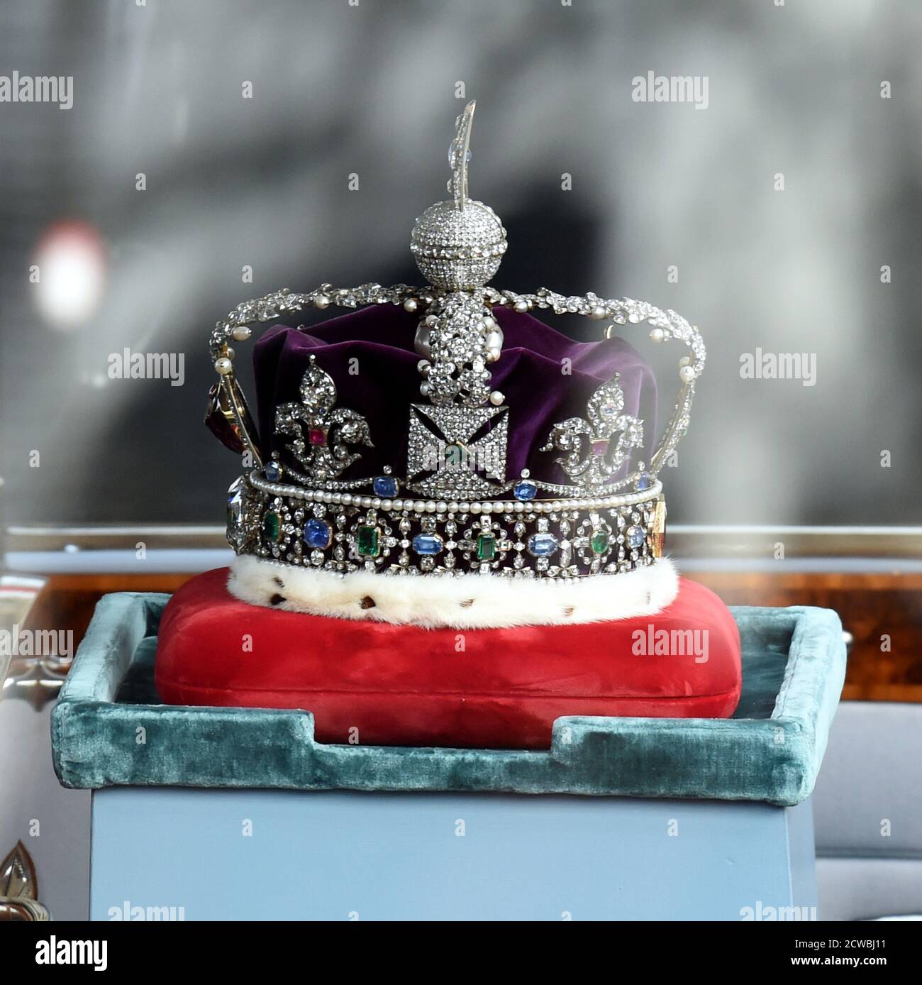 Royal Regalia R 19th century regalia hi-res stock photography and images - Alamy