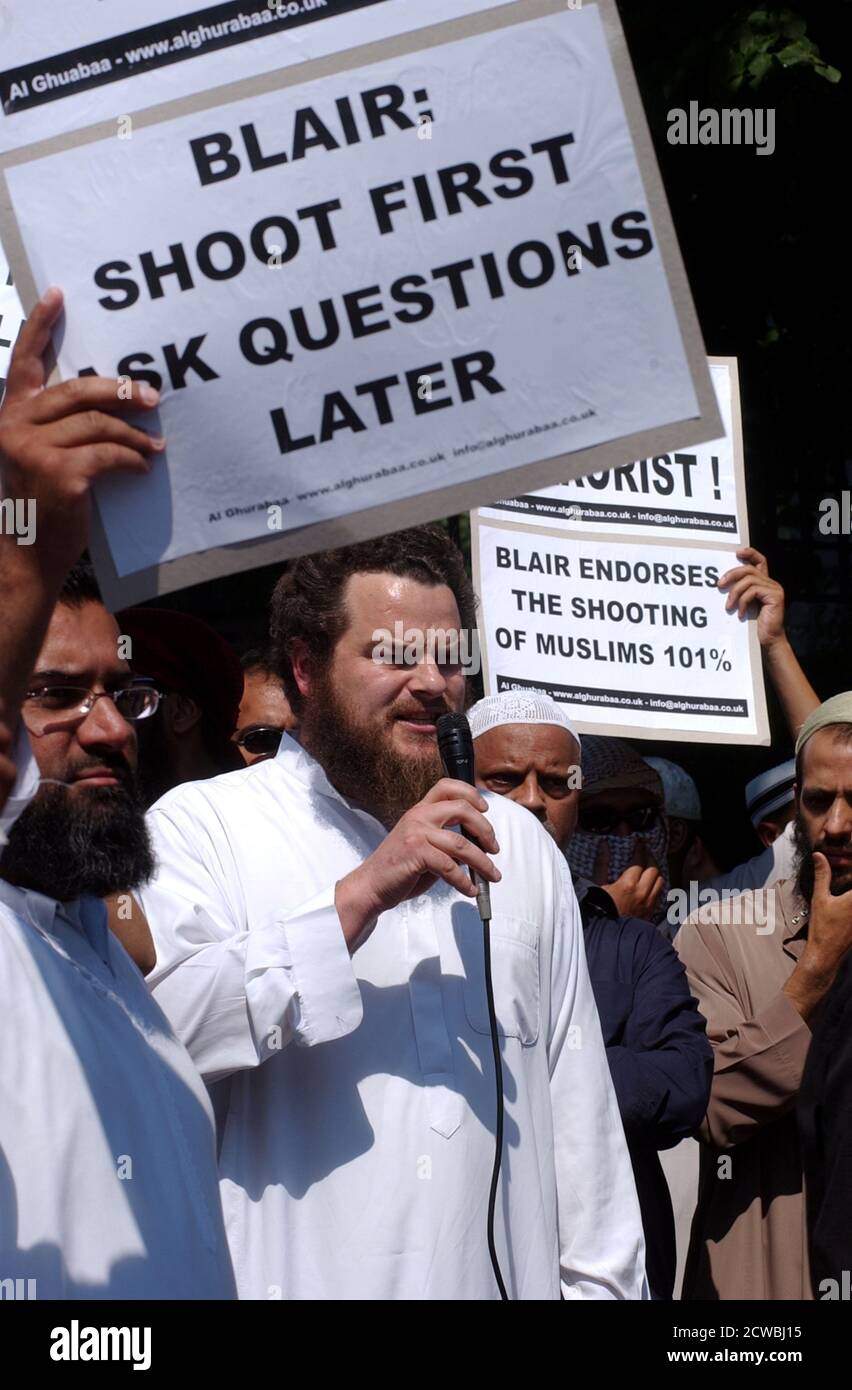 Photograph of Anjem Choudary and Sulayman Keeler at a radical Muslim rally outside Forest Gate police station in 2006 Stock Photo