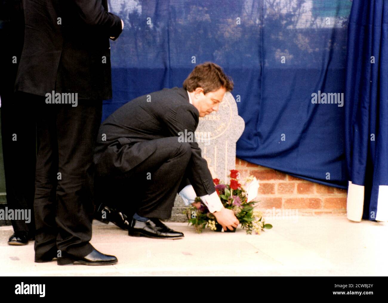 British Prime Minister Tony Blair lays a wreath at a memorial for PC Phillip John Walters was a police officer in London's Metropolitan Police Service who was shot dead while investigating a domestic disturbance in Ilford, Essex, on 18 April 1995 Stock Photo