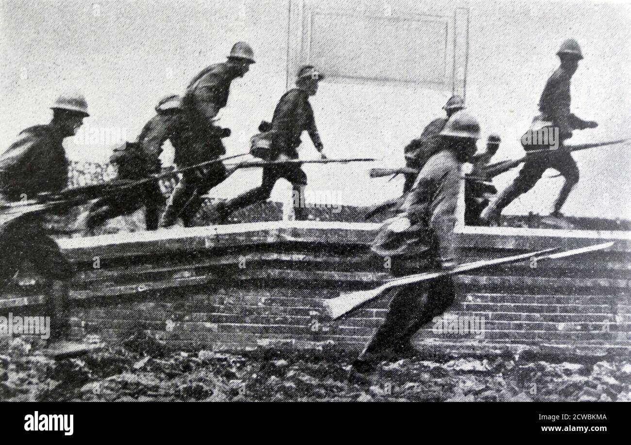 Black and white photo of Chinese soldiers in a trench on the Jehol