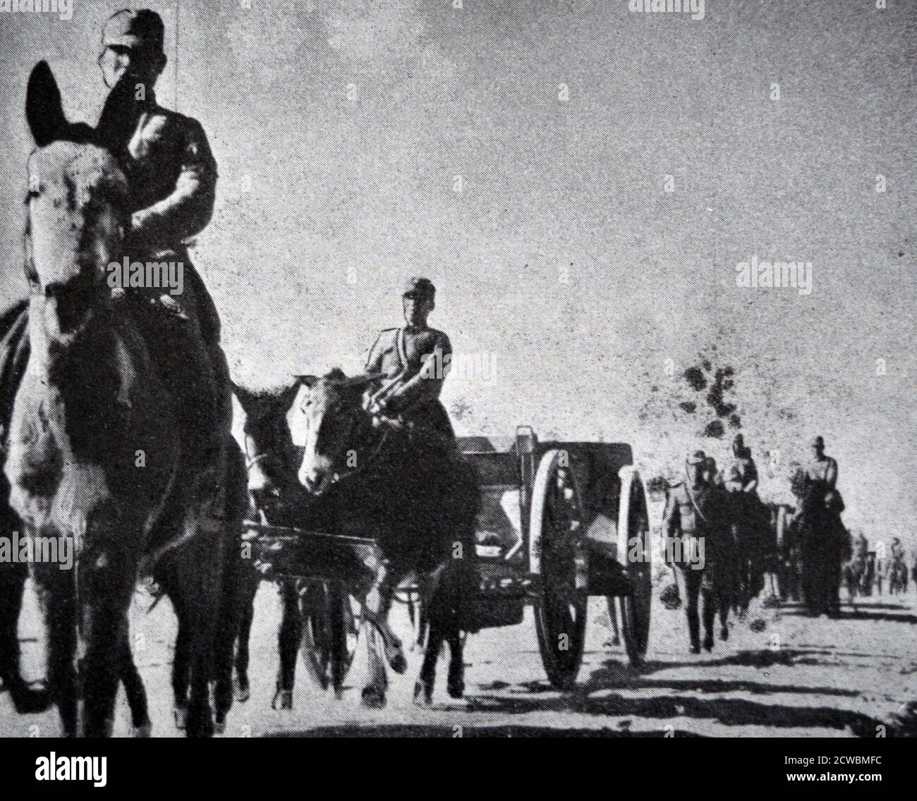 Black and white photograph of an artillery regiment from the Nanking Government on route towards Shaanxi. Stock Photo