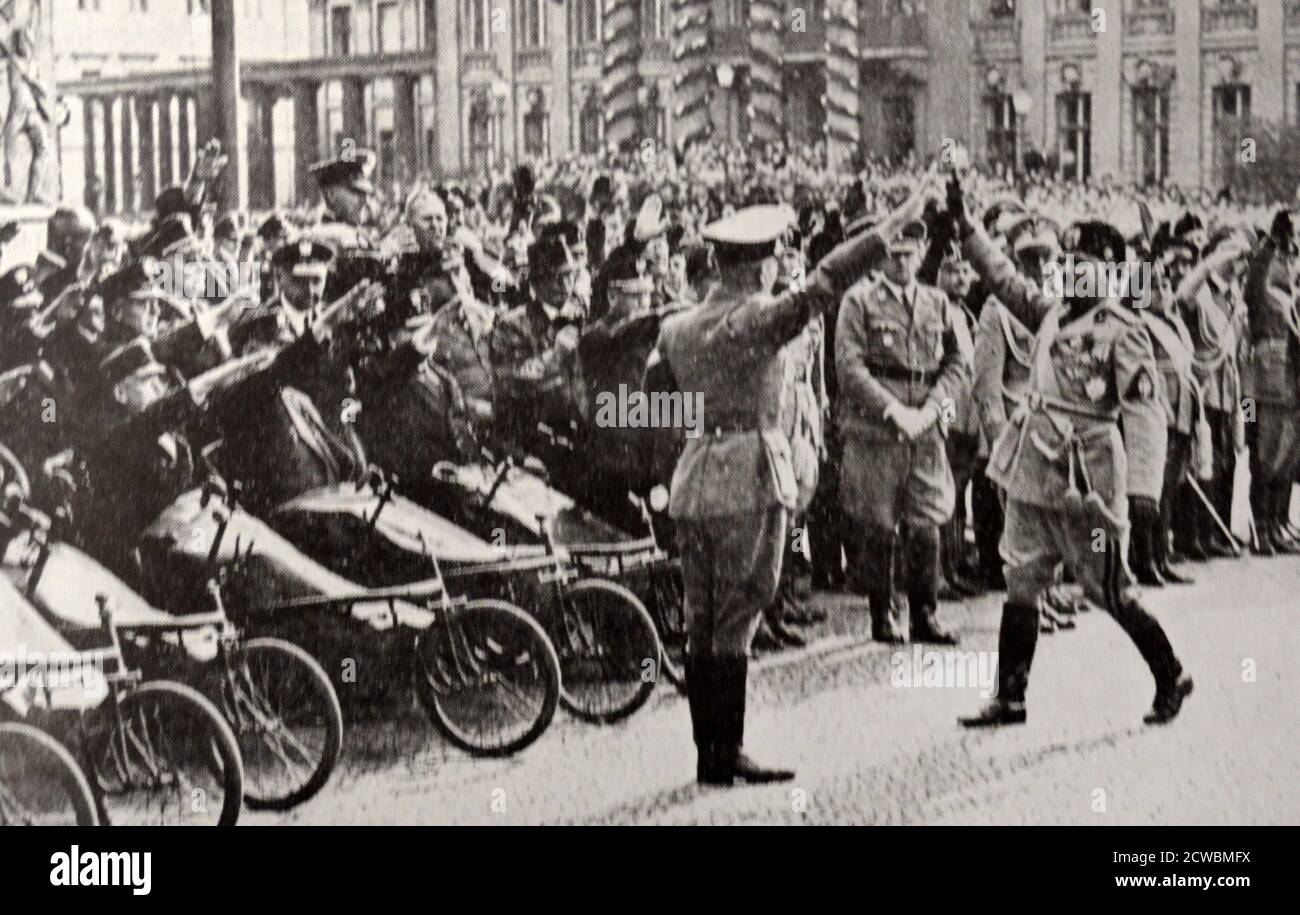Black and white photograph of Italian leader Benito Mussolini (1883-1945) saluting soldiers in Berlin in front of the Tomb of the Unknown Soldier, September 1937. Stock Photo