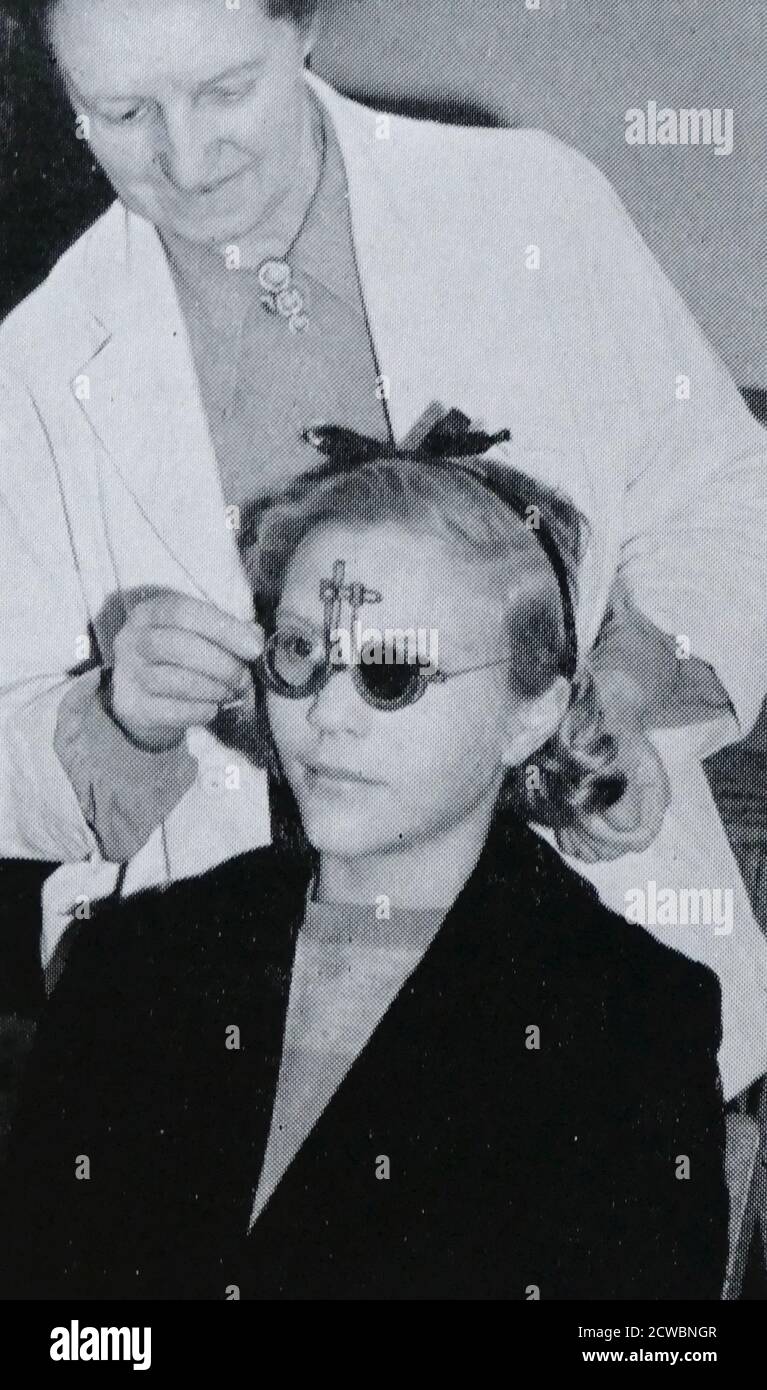 Photograph of a National Health Service (NHS), eye test 1950 Stock Photo