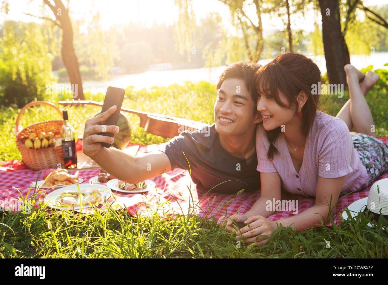 Lying on the grass pictures of happy couples Stock Photo - Alamy