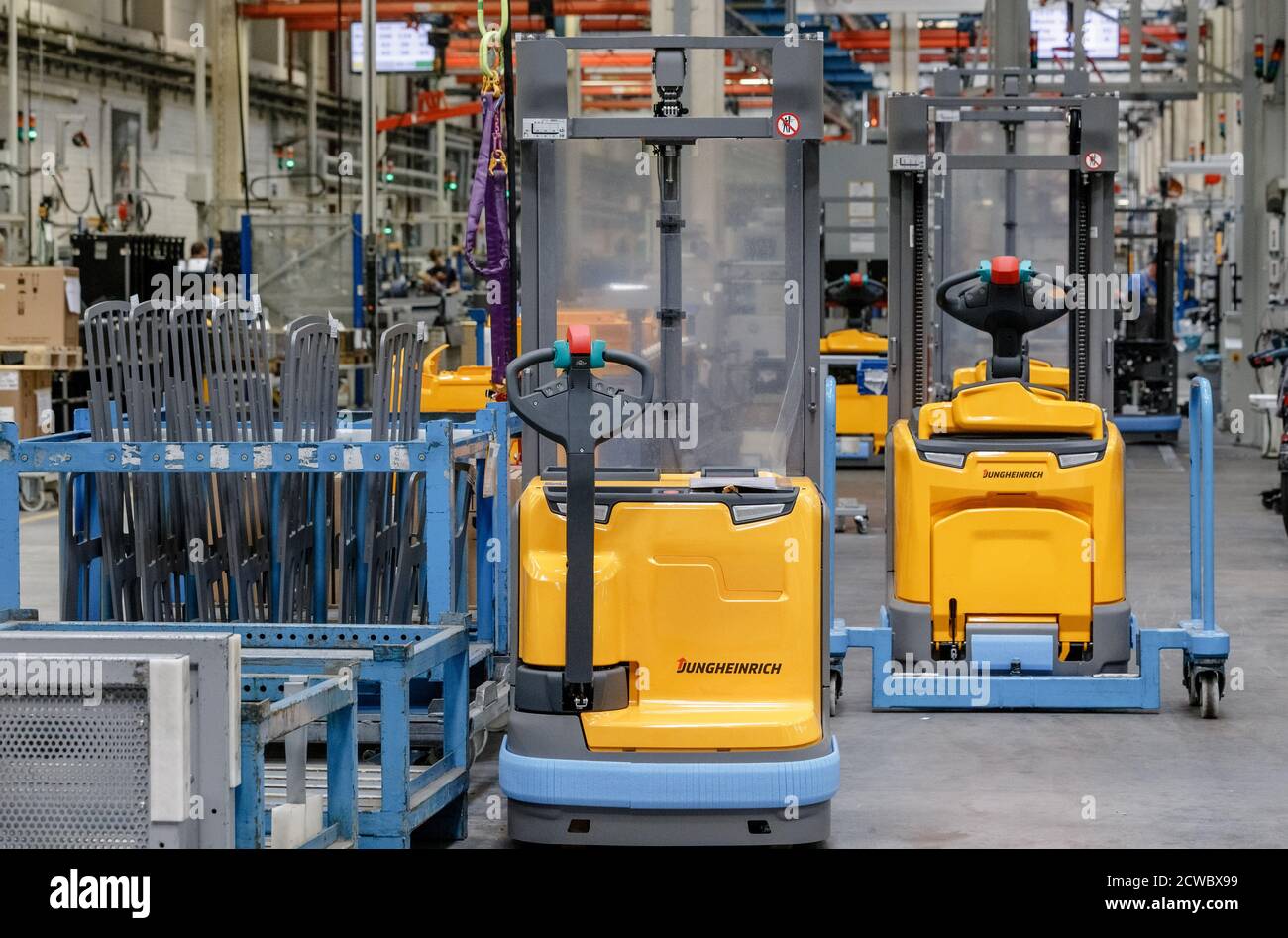 Norderstedt, Germany. 23rd Sep, 2020. Two Jungheinrich forklifts are