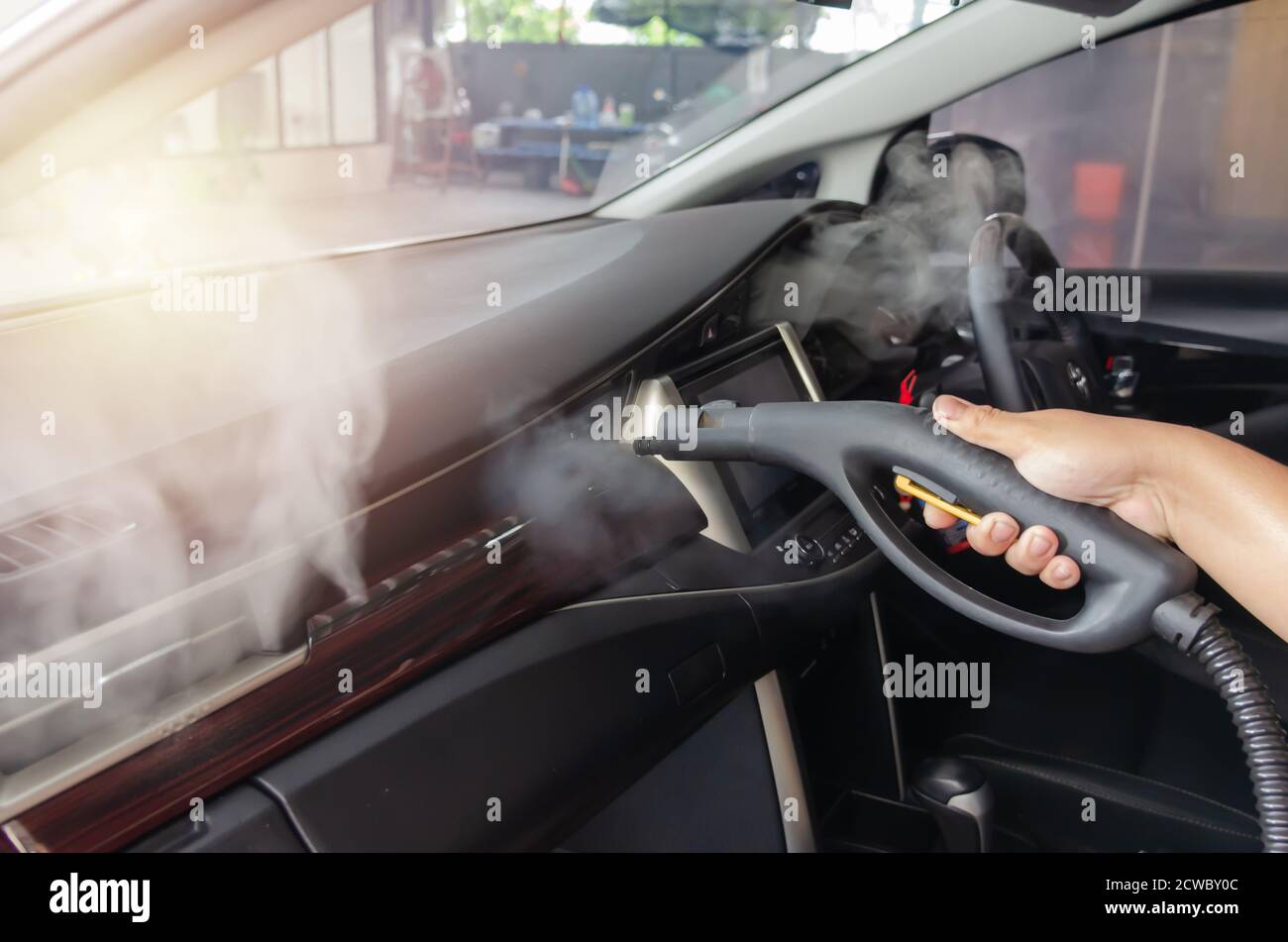 Clean the air of the car. Steam heat sterilization in air duct cleaning