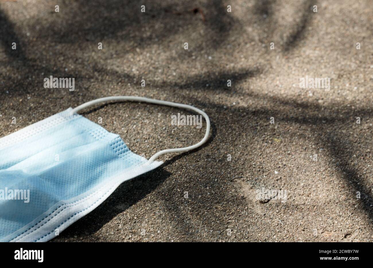 Medical mask lying on road hi-res stock photography and images - Alamy