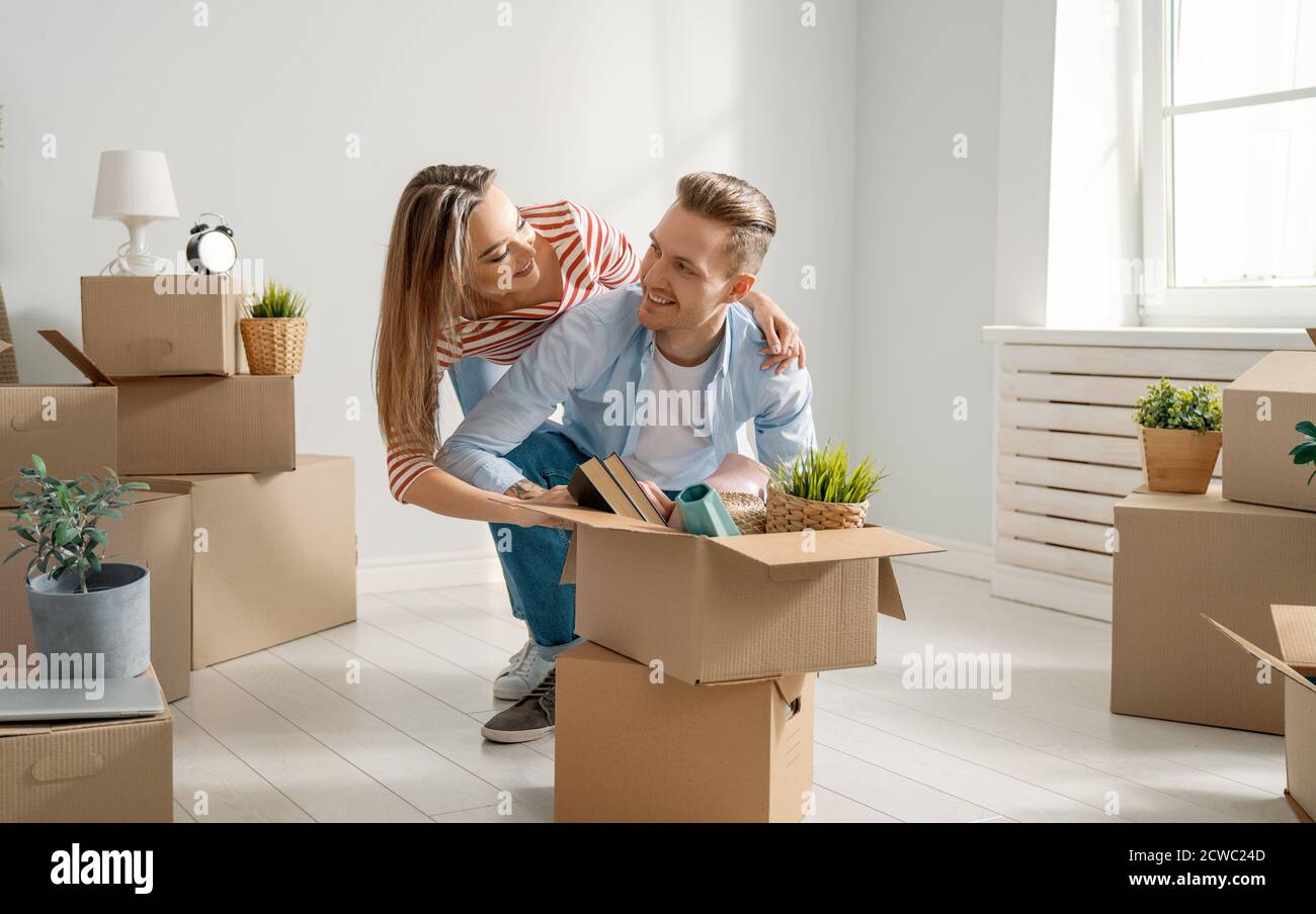 Happy young married couple are moving to new apartment Stock Photo - Alamy