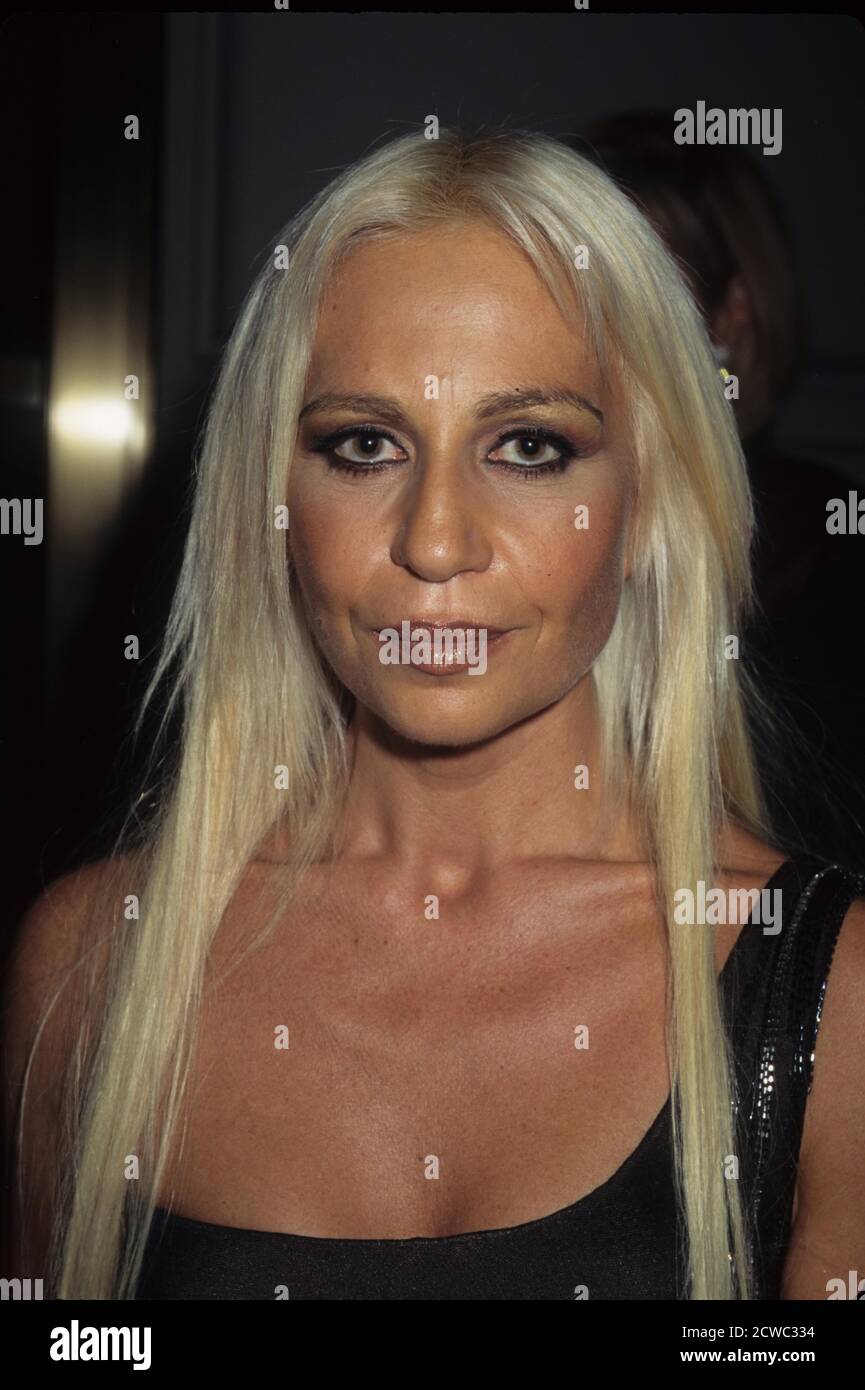 Donatella Versace The fragance launch photocall of 'Versace' at Harrods -  Arrivals London, England - 27.3.07 Stock Photo - Alamy