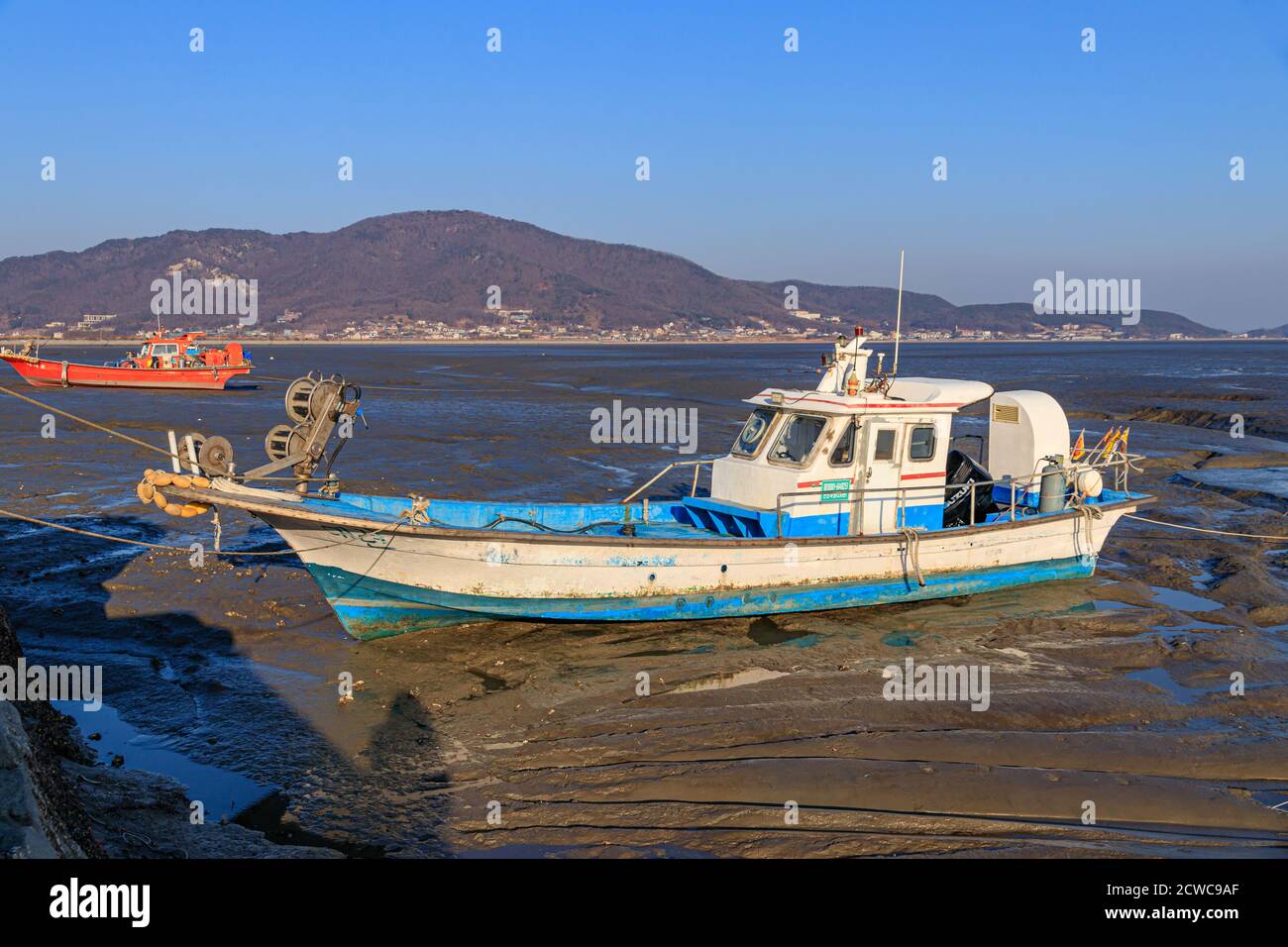 Incheon, Korea  January 3 , 2020 - Anchored sea fishing boat. Fishing boat landscape .Ganghwado tidal fishing boat landscape. Korean sea landscape. Stock Photo
