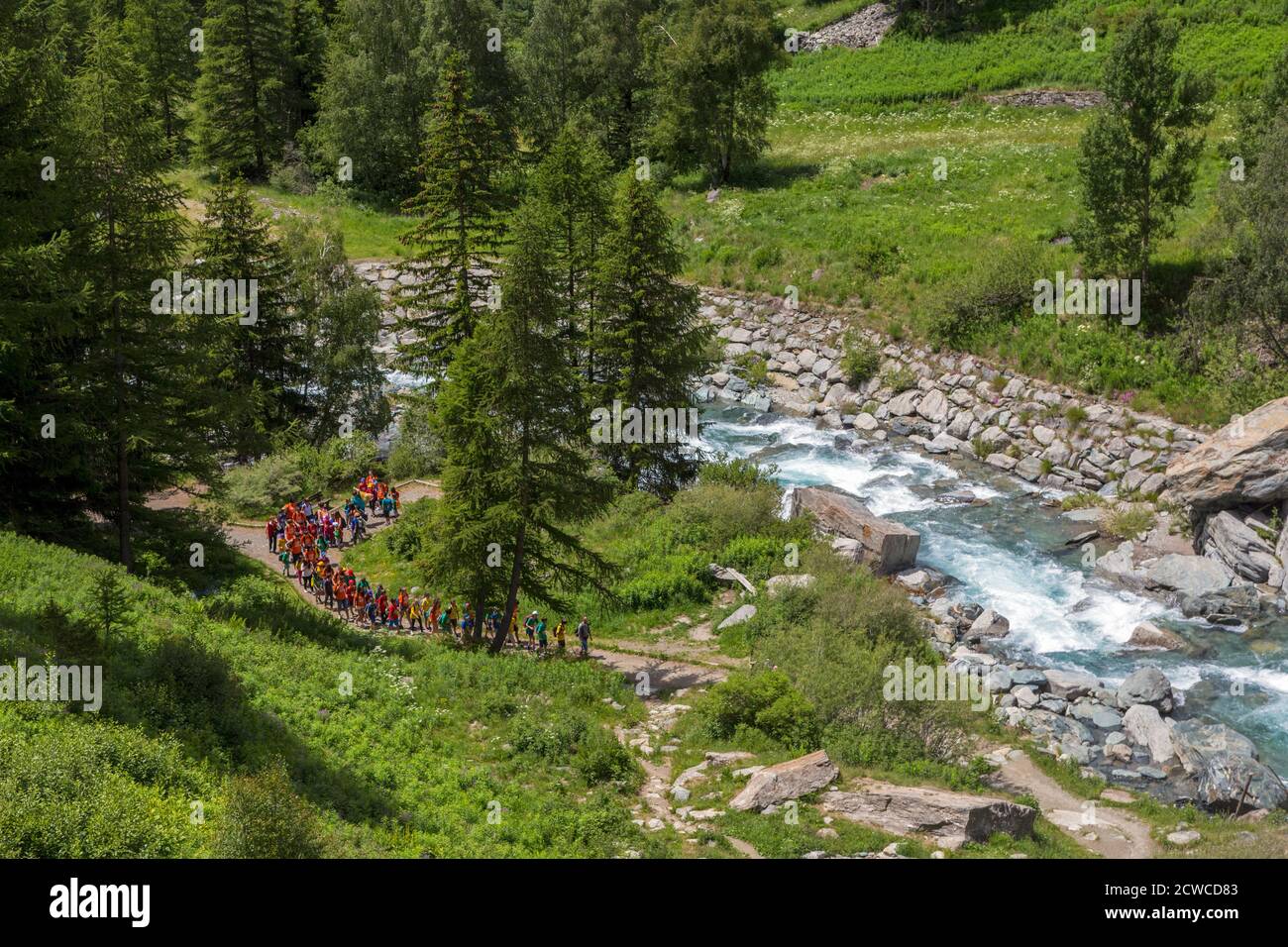 near Cogne, Valle d'Aosta, Italy.  Children on excursion and approaching the Torrente Grand’ Eyvia in the Parco Nazionale del Gran Paradiso (Gran Para Stock Photo